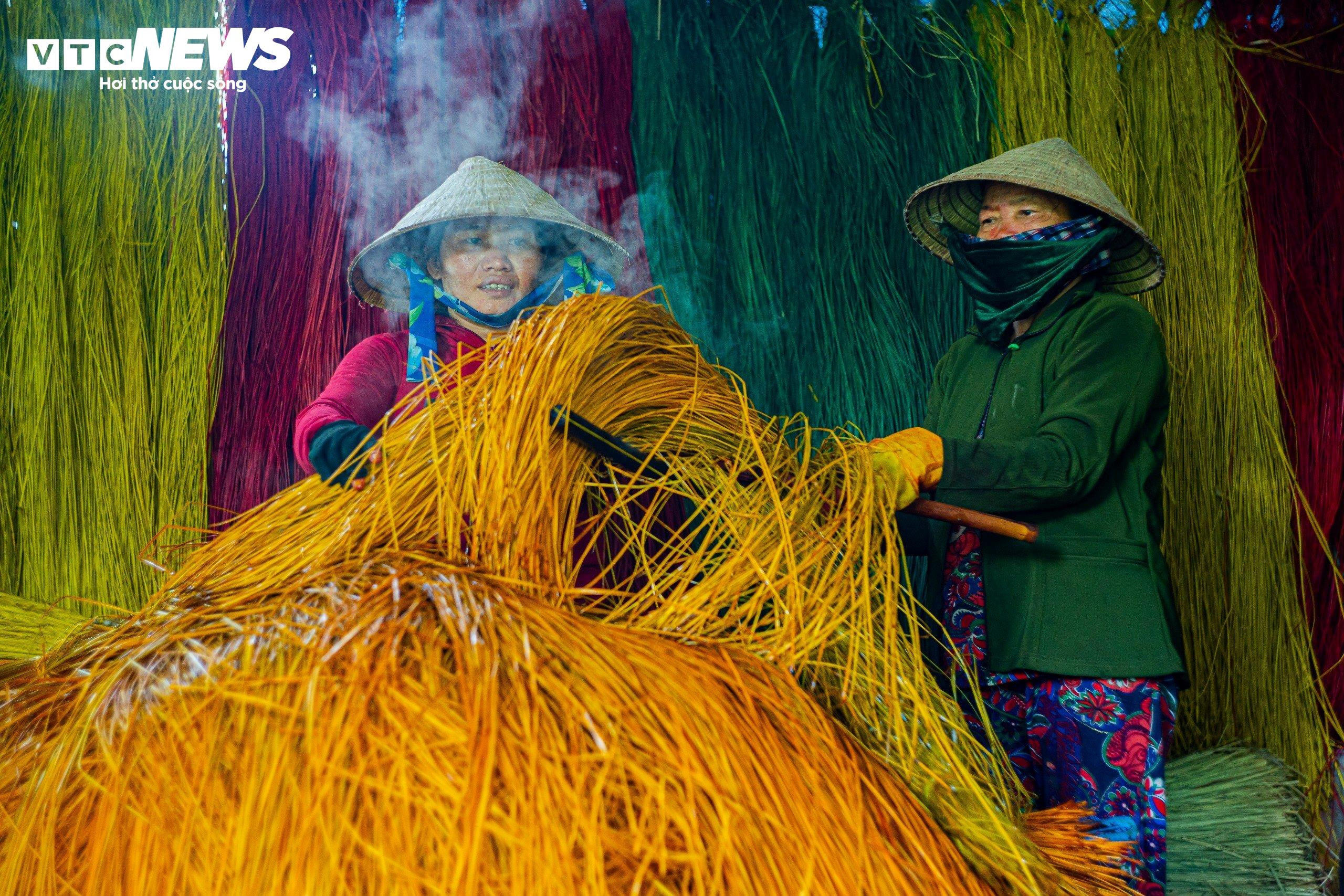 Nụ cười 'tỏa nắng' của những người phụ nữ giữ chiếu cói Phú Tân mãi tươi màu - 3