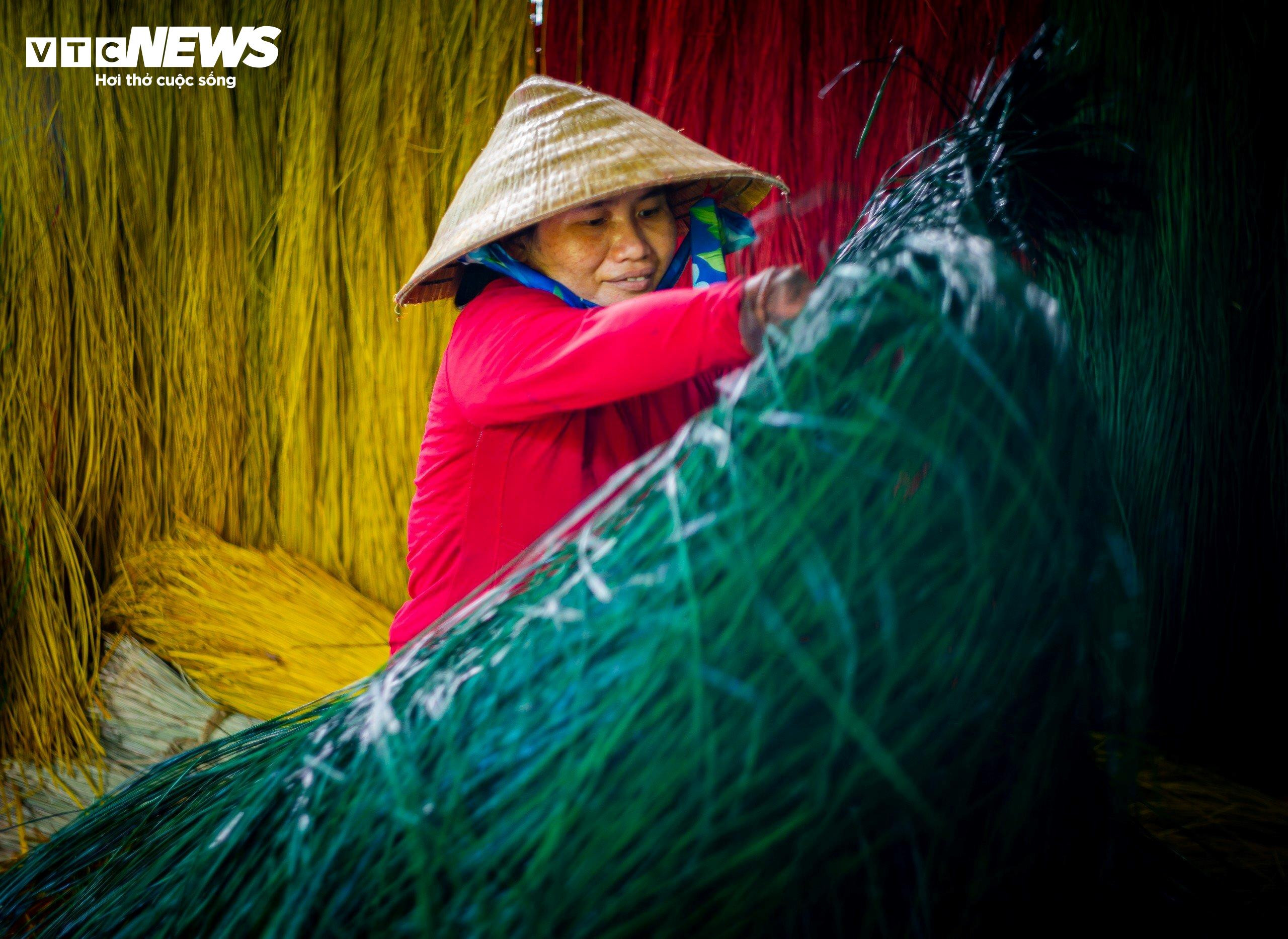 Nụ cười 'tỏa nắng' của những người phụ nữ giữ chiếu cói Phú Tân mãi tươi màu - 11