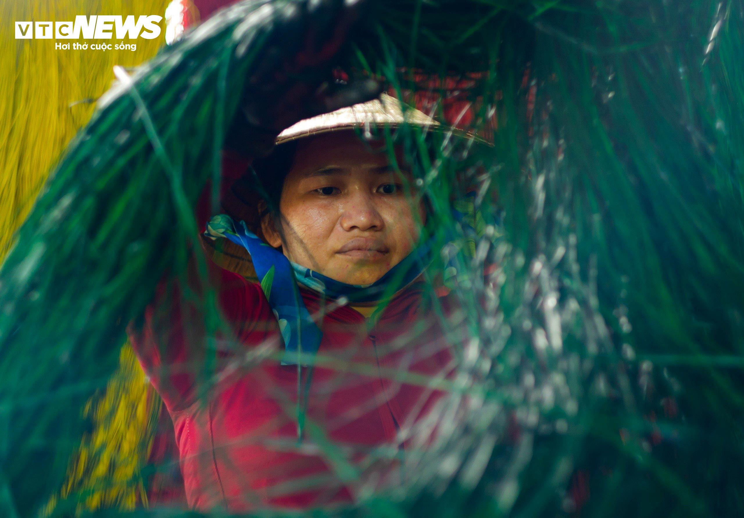 Nụ cười 'tỏa nắng' của những người phụ nữ giữ chiếu cói Phú Tân mãi tươi màu - 4