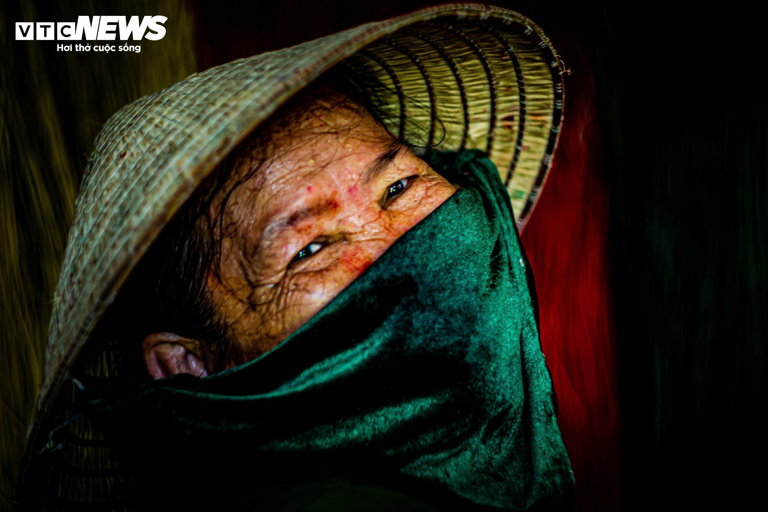 Nụ cười 'tỏa nắng' của những người phụ nữ giữ chiếu cói Phú Tân mãi tươi màu - 5