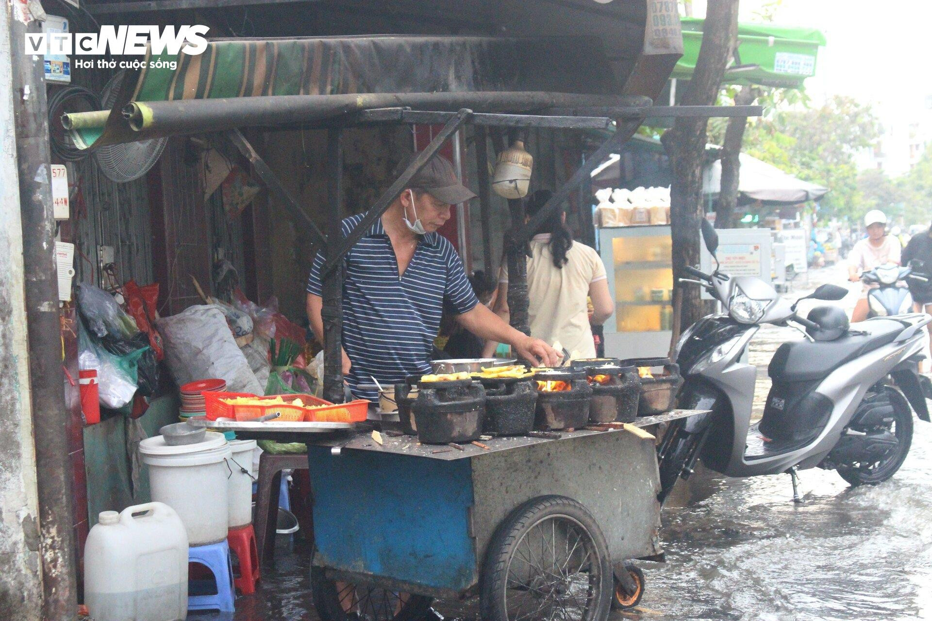 Triều cường khiến đường biến thành sông, chủ hàng quán TP.HCM thở dài vì ế ẩm - 9