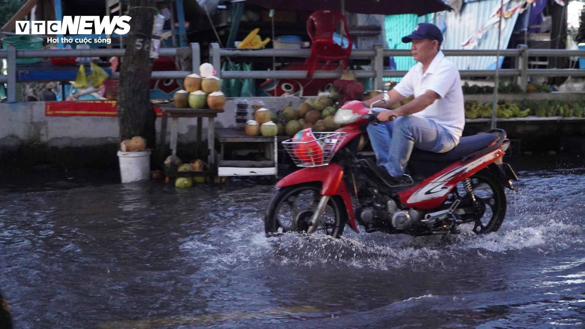 Triều cường khiến đường biến thành sông, chủ hàng quán TP.HCM thở dài vì ế ẩm - 10
