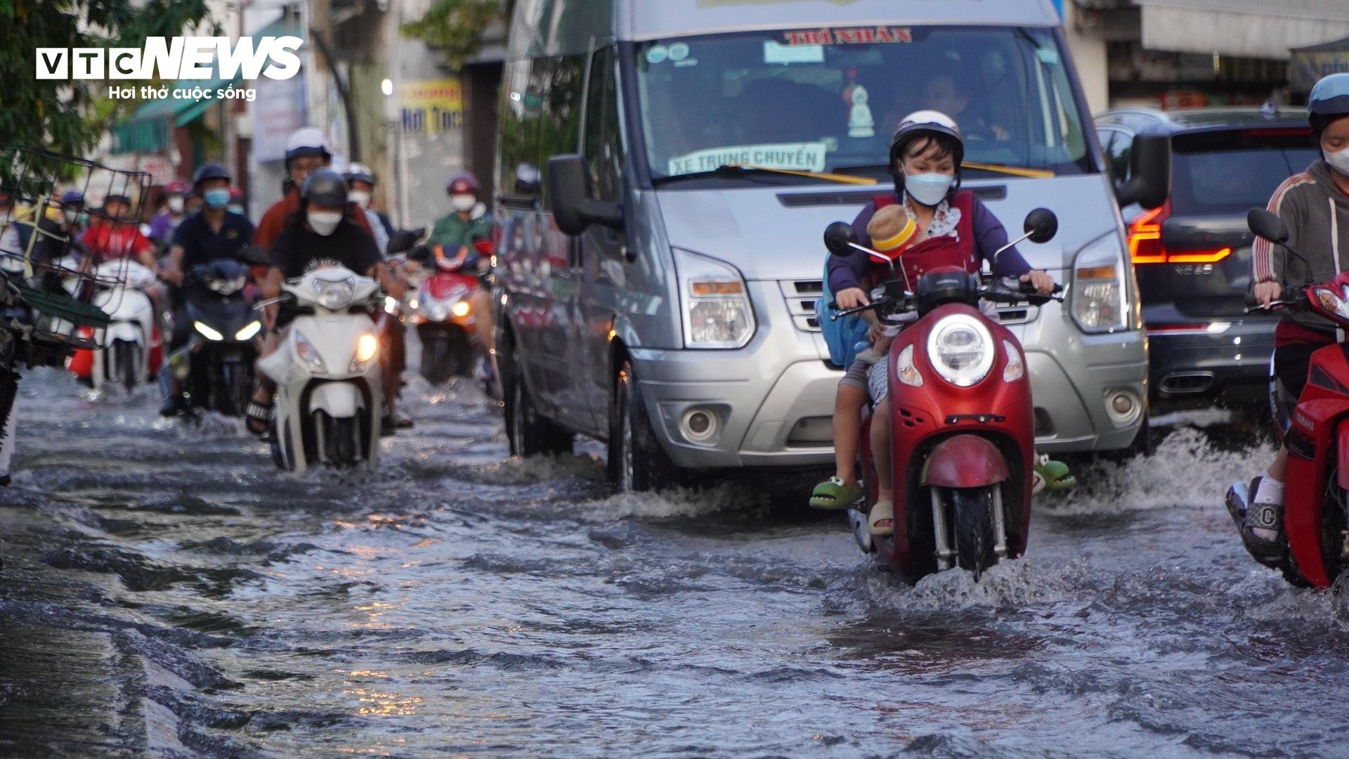 Triều cường khiến đường biến thành sông, chủ hàng quán TP.HCM thở dài vì ế ẩm - 11