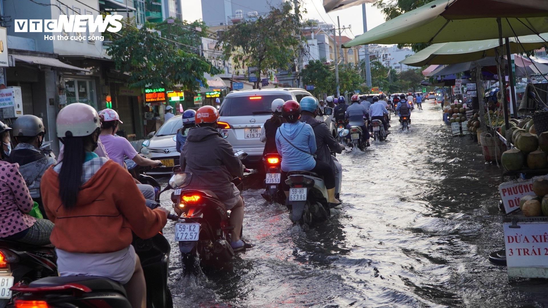 Triều cường khiến đường biến thành sông, chủ hàng quán TP.HCM thở dài vì ế ẩm - 14