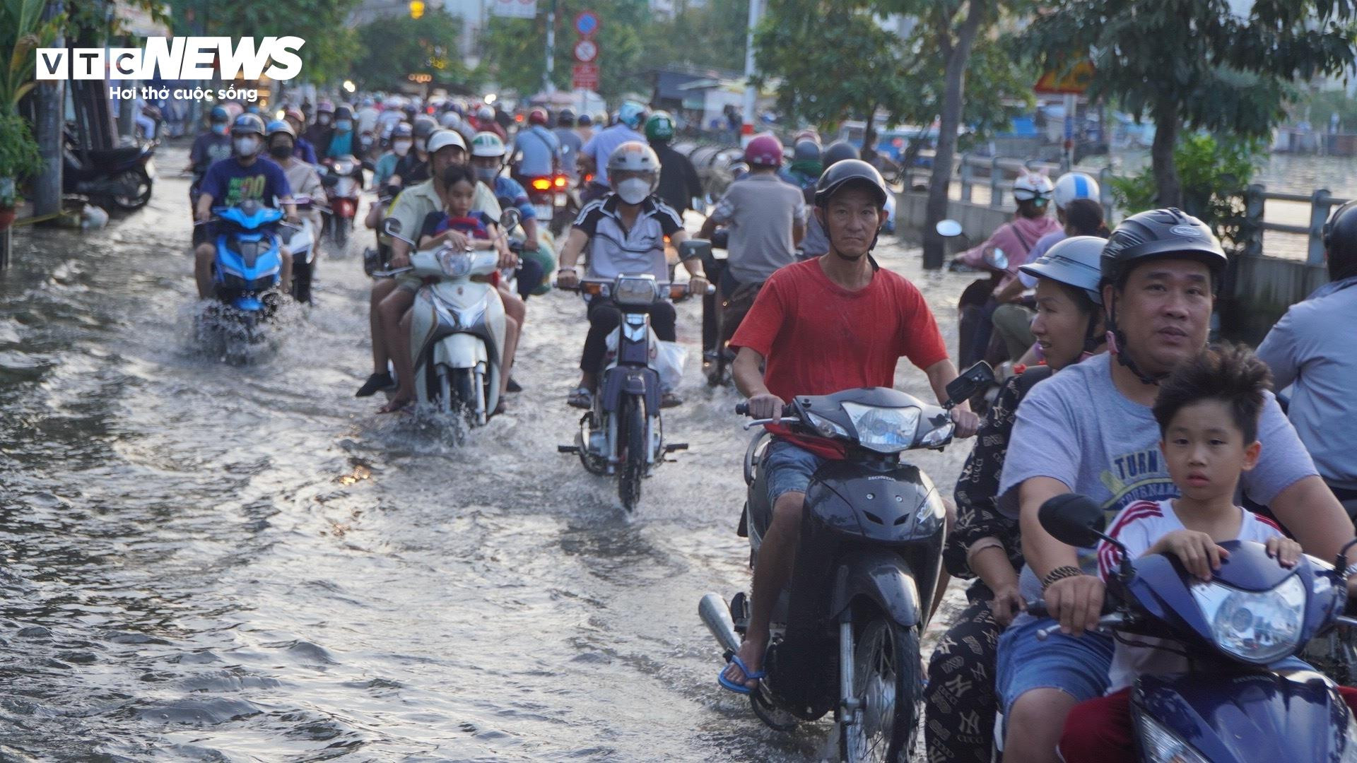 Triều cường khiến đường biến thành sông, chủ hàng quán TP.HCM thở dài vì ế ẩm - 12