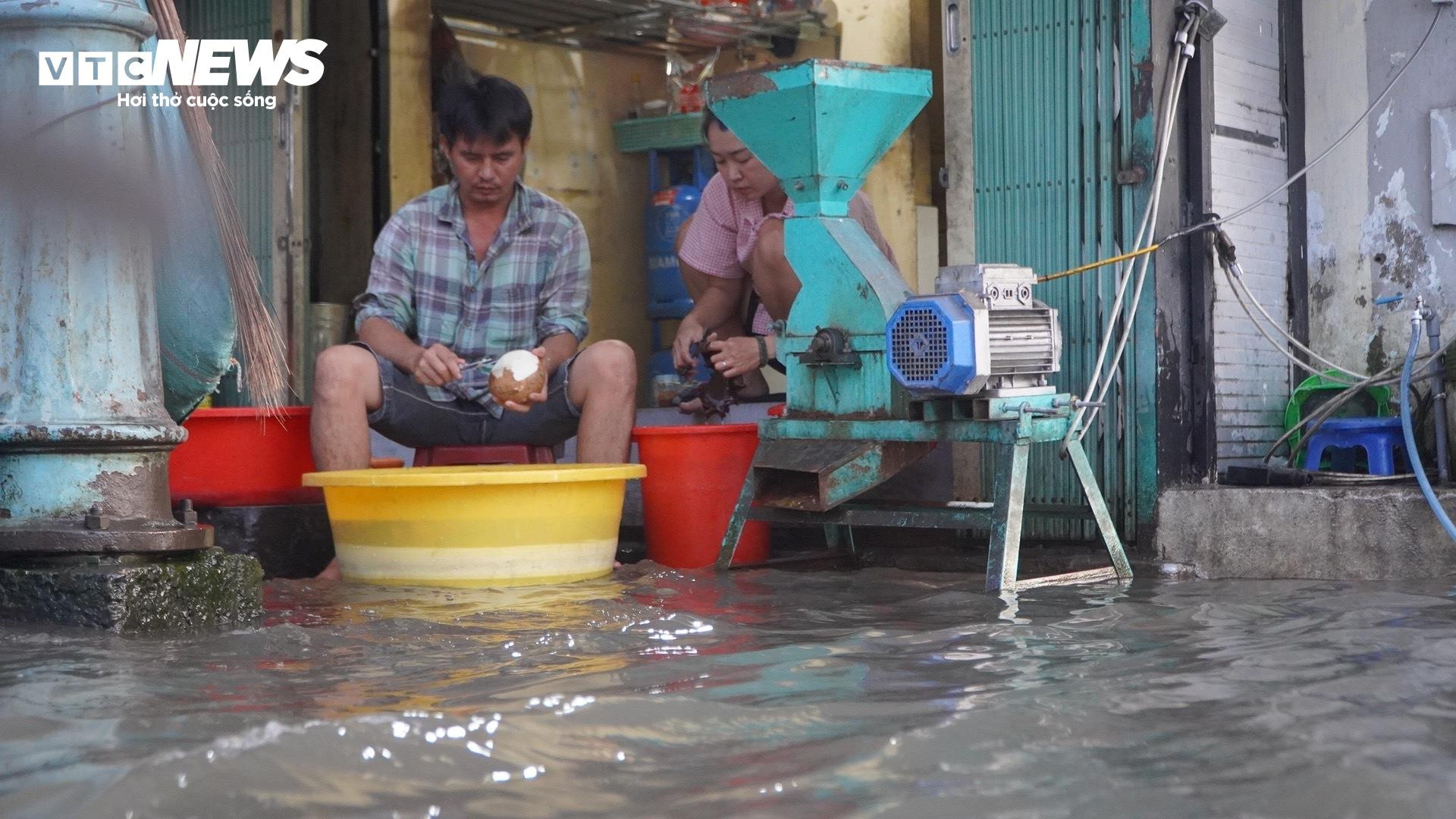 Triều cường khiến đường biến thành sông, chủ hàng quán TP.HCM thở dài vì ế ẩm - 7