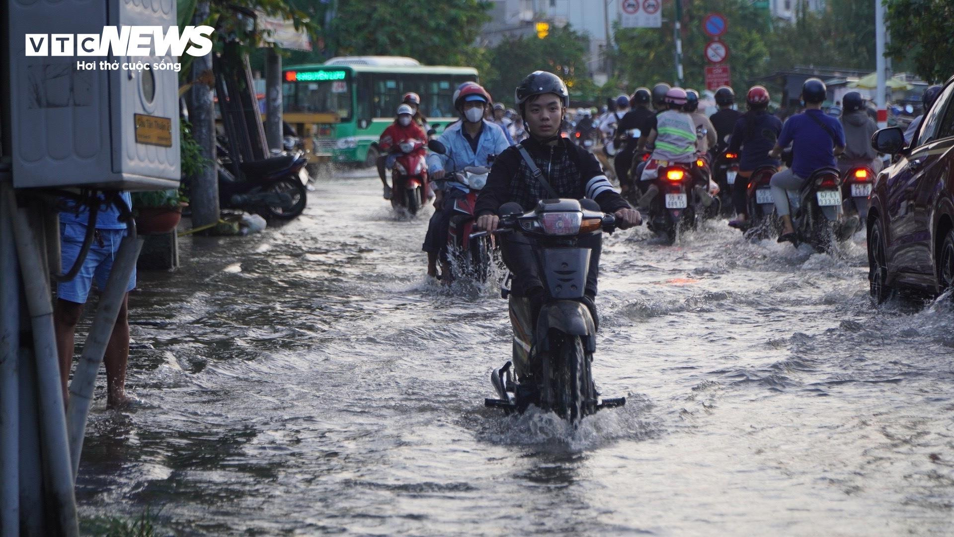 Triều cường khiến đường biến thành sông, chủ hàng quán TP.HCM thở dài vì ế ẩm - 13