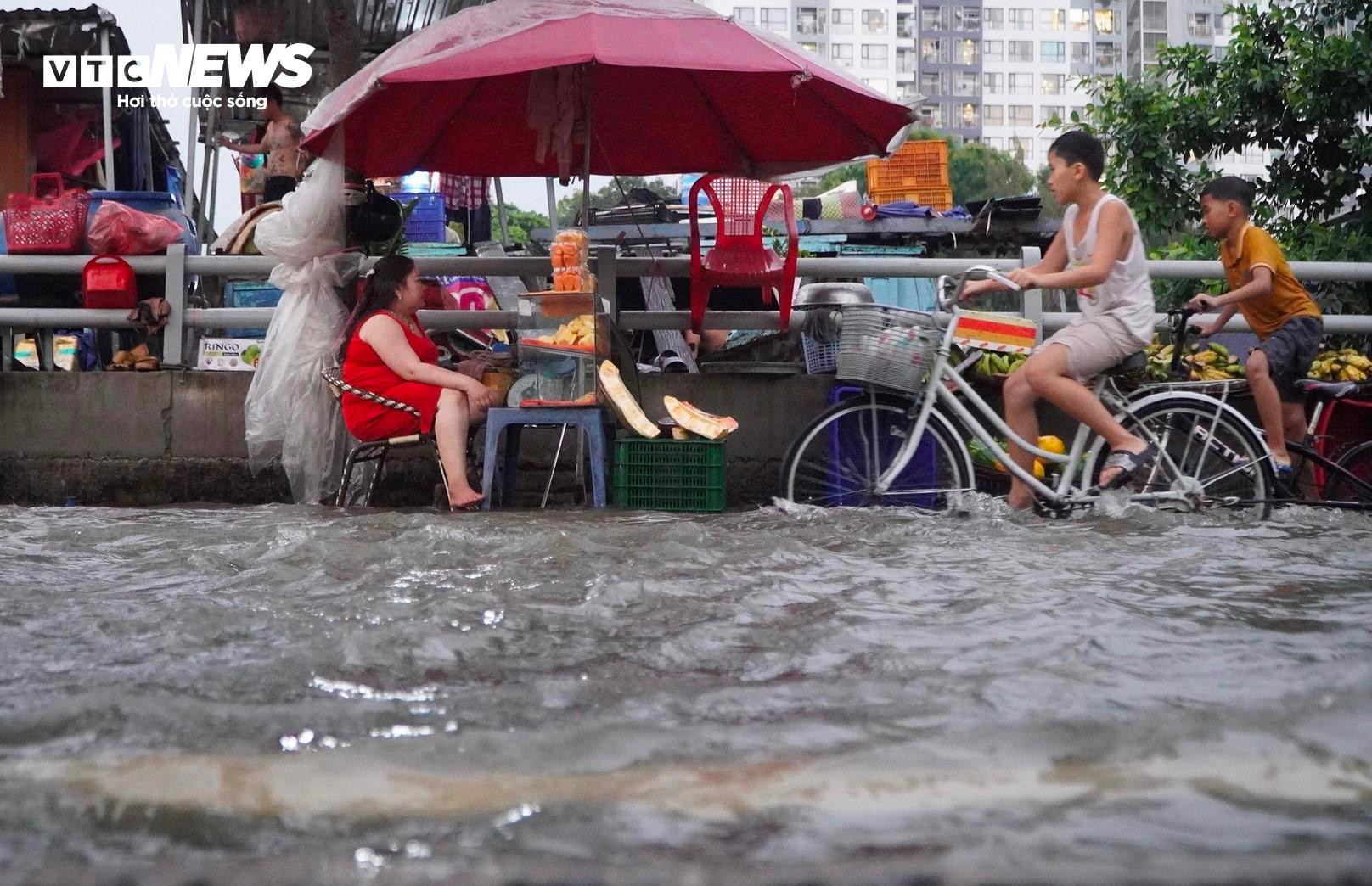 Triều cường khiến đường biến thành sông, chủ hàng quán TP.HCM thở dài vì ế ẩm - 8