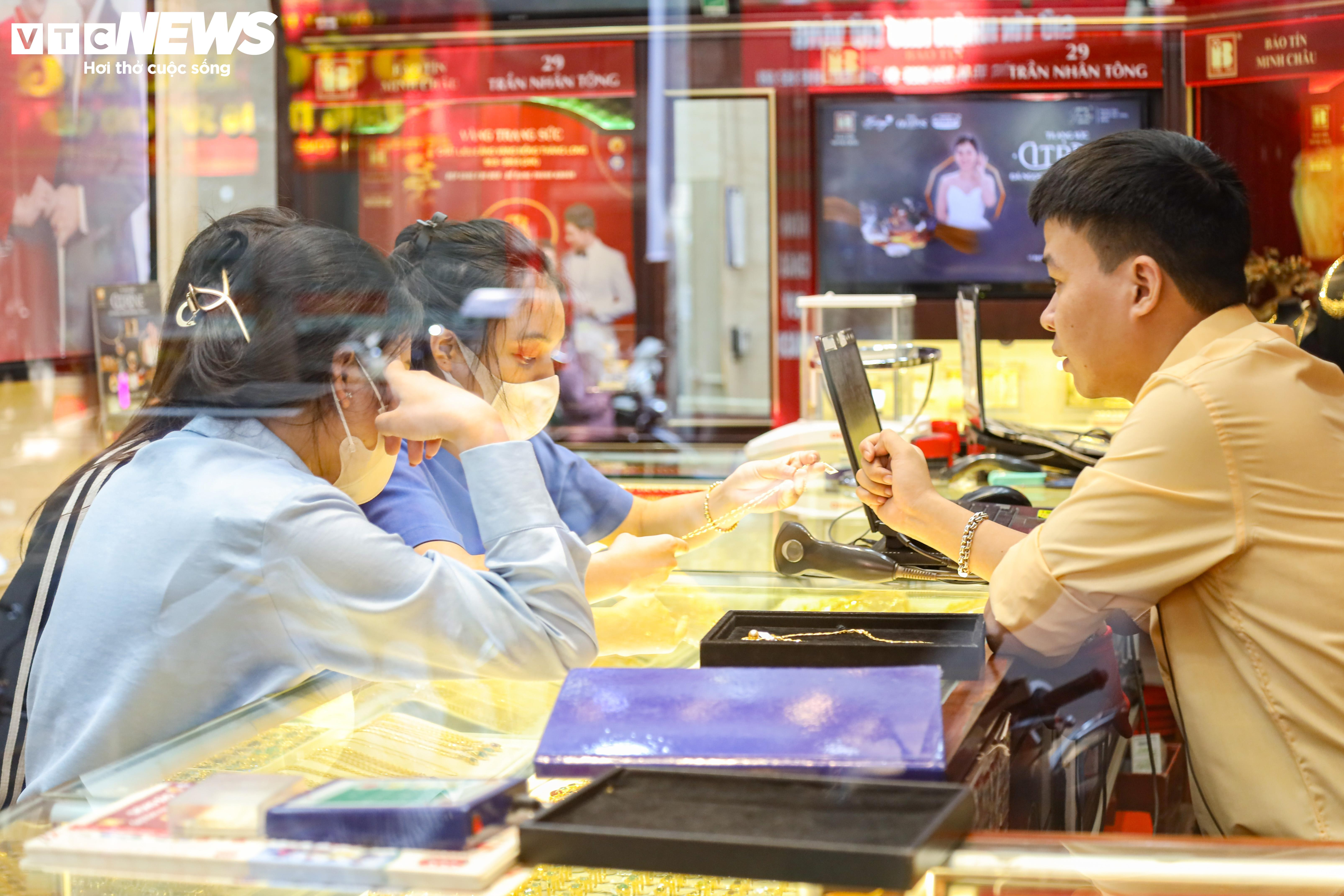 Giá vàng sắp chạm đỉnh lịch sử, nhiều người tranh thủ bán kiếm lời - 6