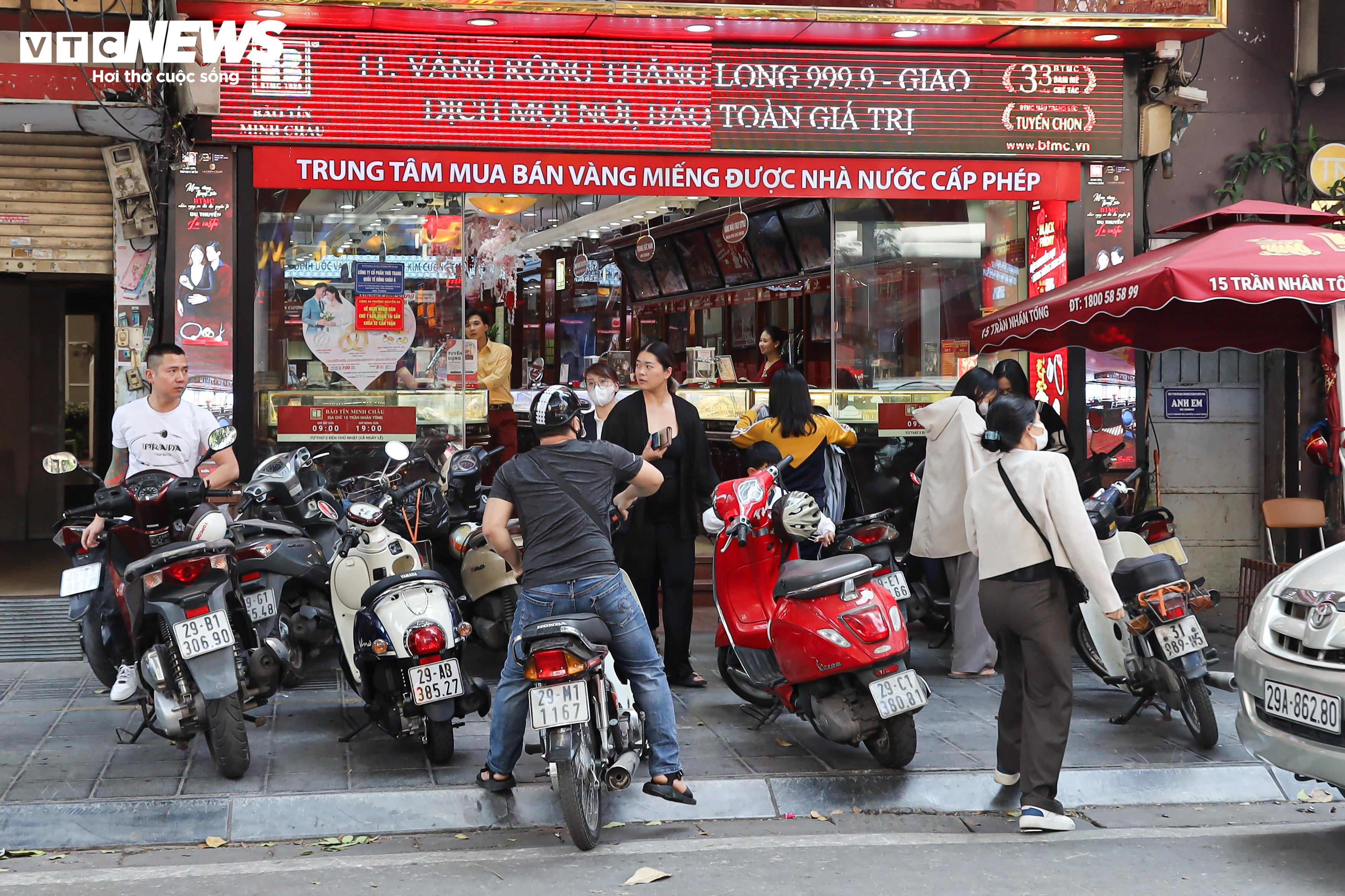 Giá vàng sắp chạm đỉnh lịch sử, nhiều người tranh thủ bán kiếm lời - 2