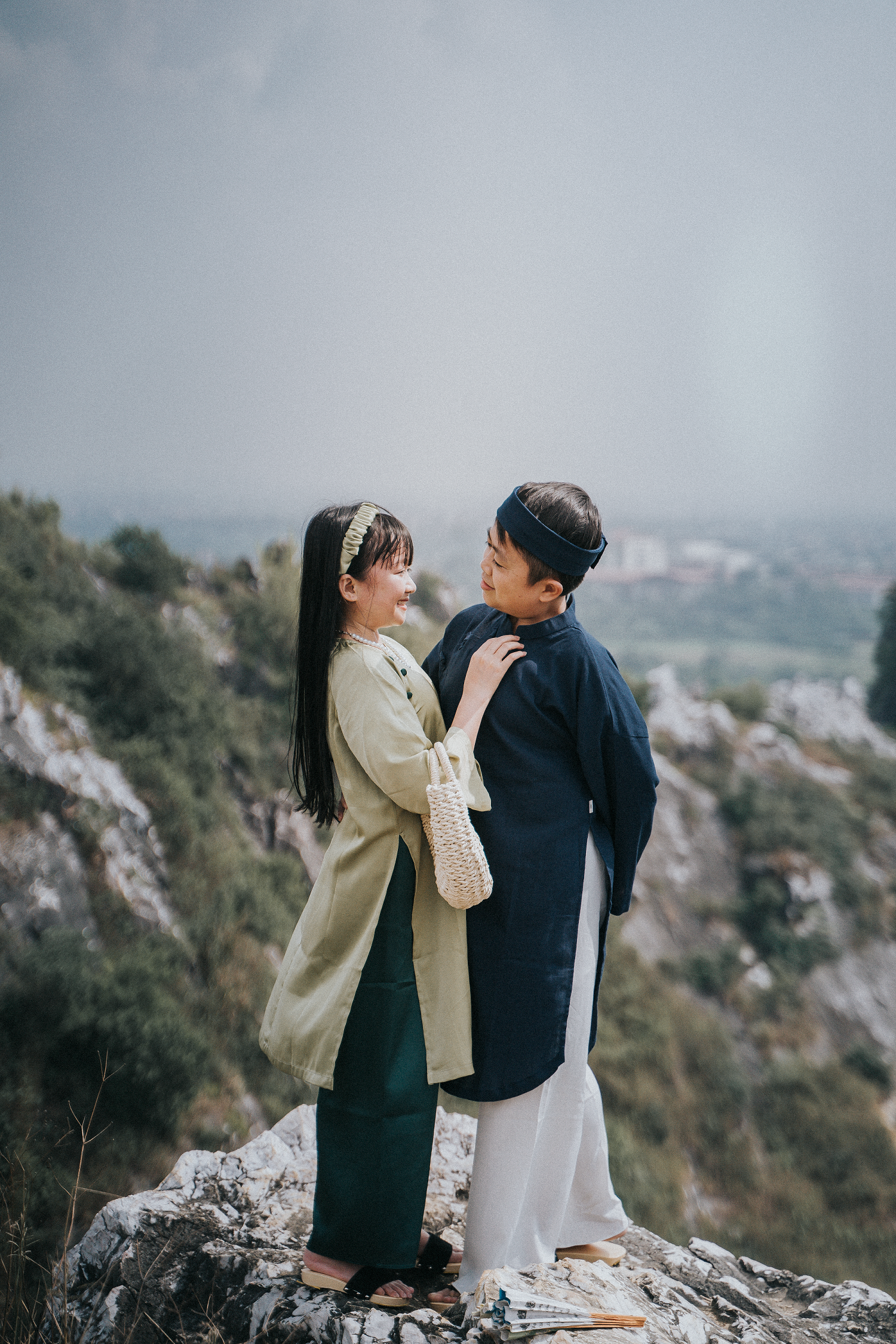 Cuộc sống của cặp vợ chồng 'mắc kẹt trong hình hài đứa trẻ' - 22