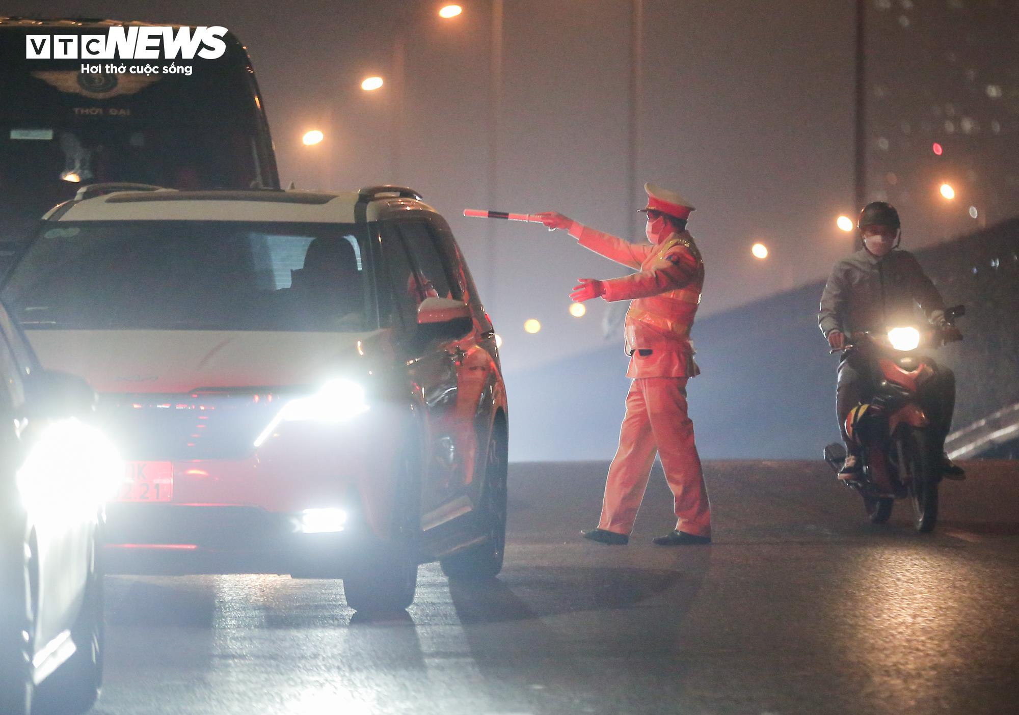 CSGT kiểm tra hơn 300 phương tiện, không phát hiện vi phạm nồng độ cồn - 4