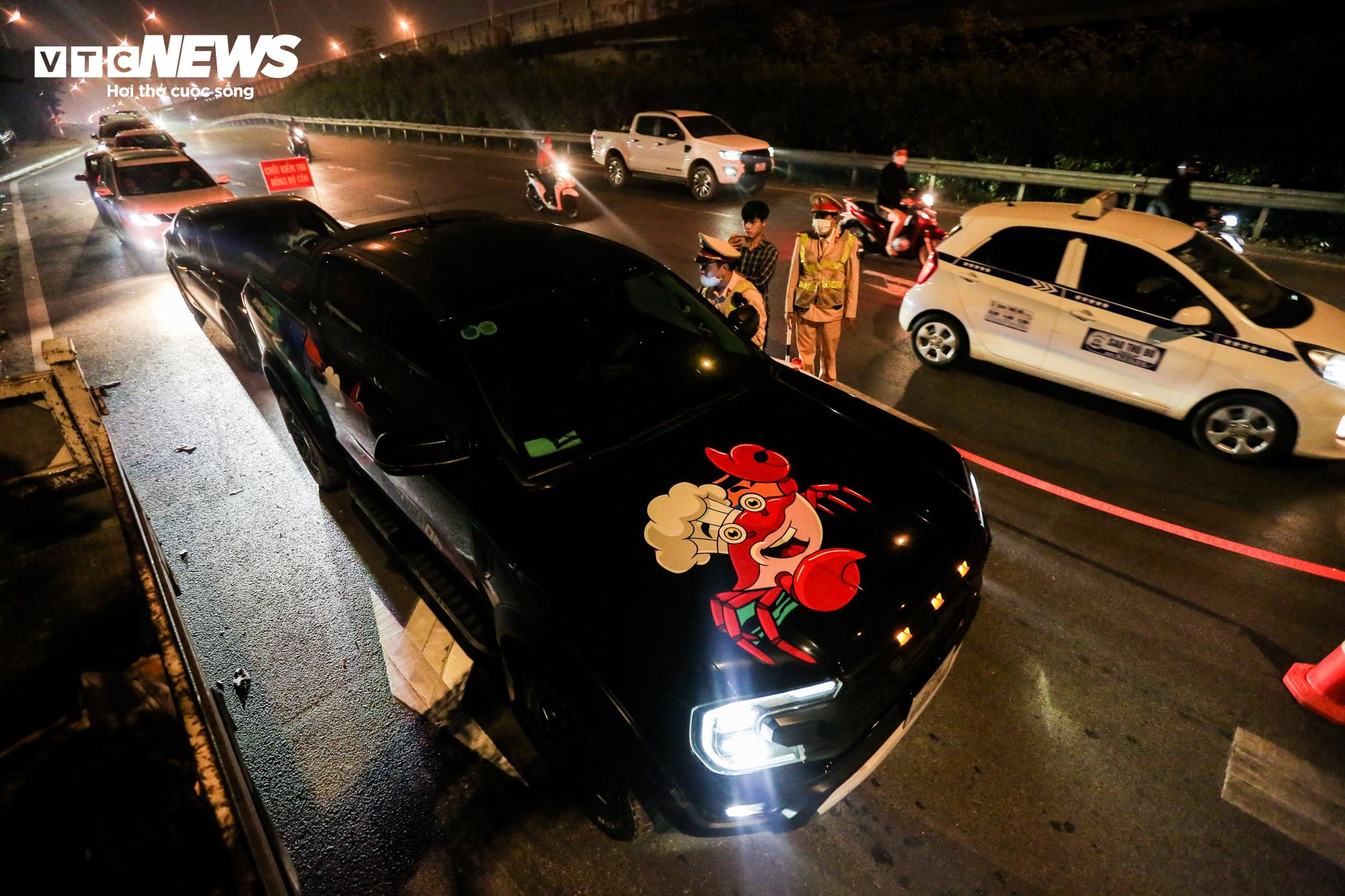 CSGT kiểm tra hơn 300 phương tiện, không phát hiện vi phạm nồng độ cồn - 1