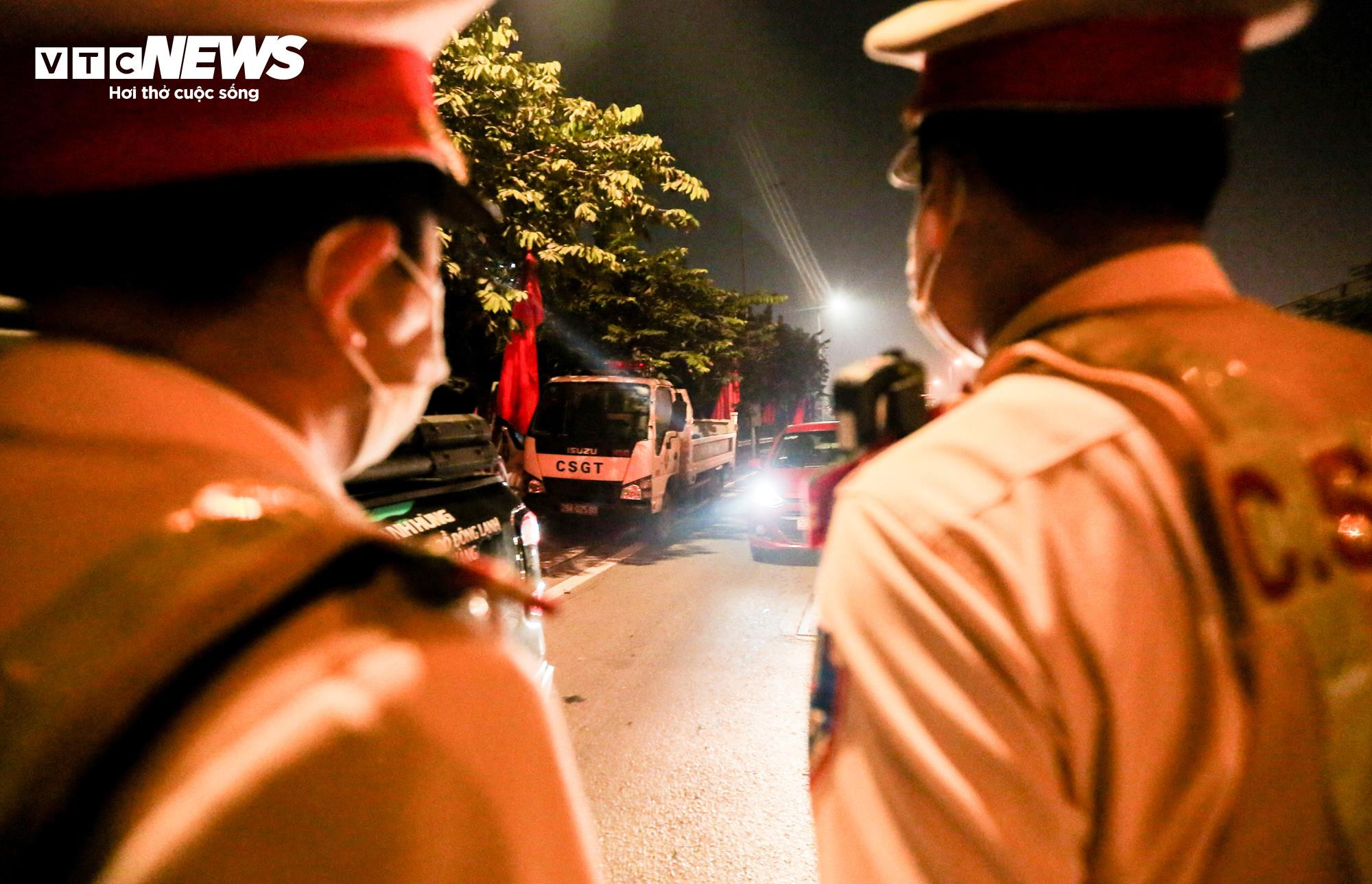 CSGT kiểm tra hơn 300 phương tiện, không phát hiện vi phạm nồng độ cồn - 5