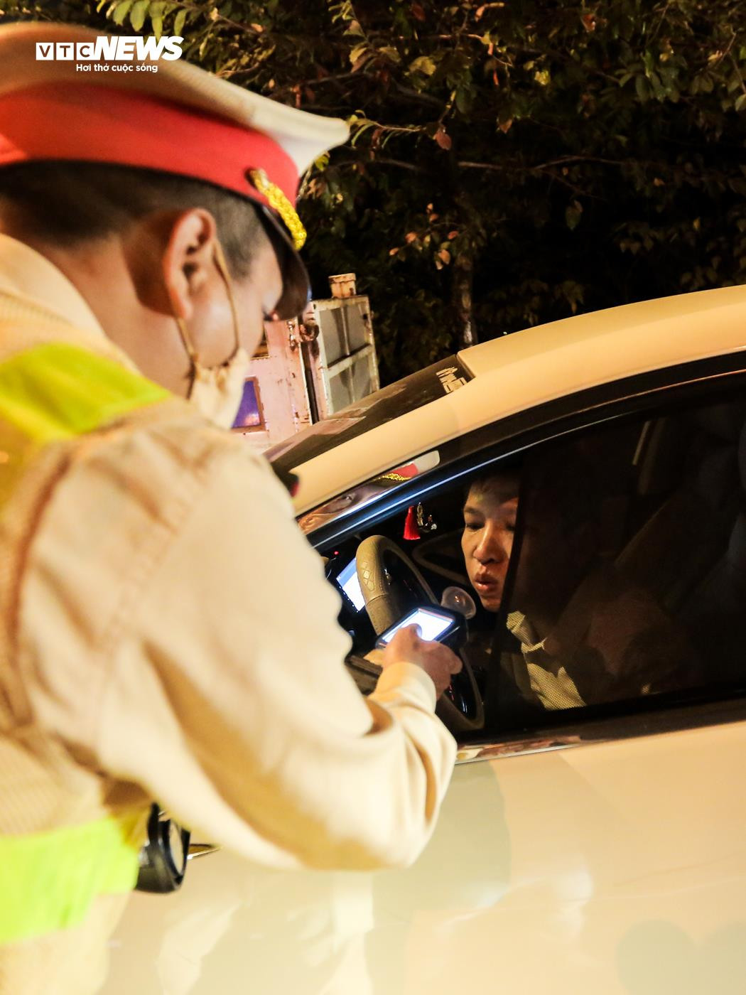 CSGT kiểm tra hơn 300 phương tiện, không phát hiện vi phạm nồng độ cồn - 9