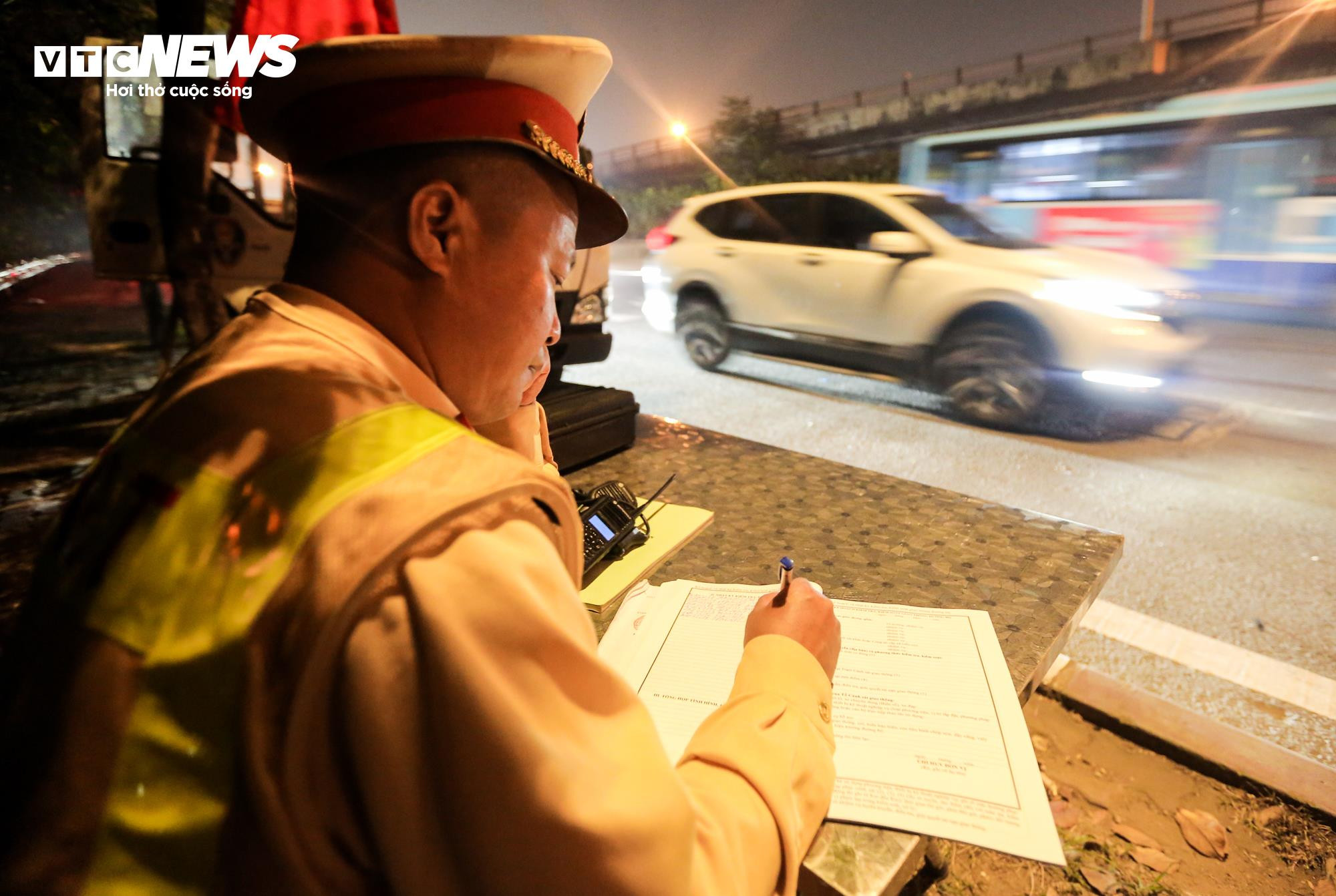 CSGT kiểm tra hơn 300 phương tiện, không phát hiện vi phạm nồng độ cồn - 14
