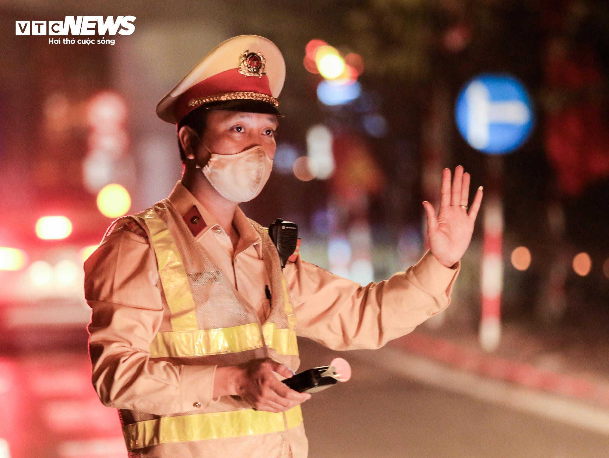 CSGT kiểm tra hơn 300 phương tiện, không phát hiện vi phạm nồng độ cồn - 13