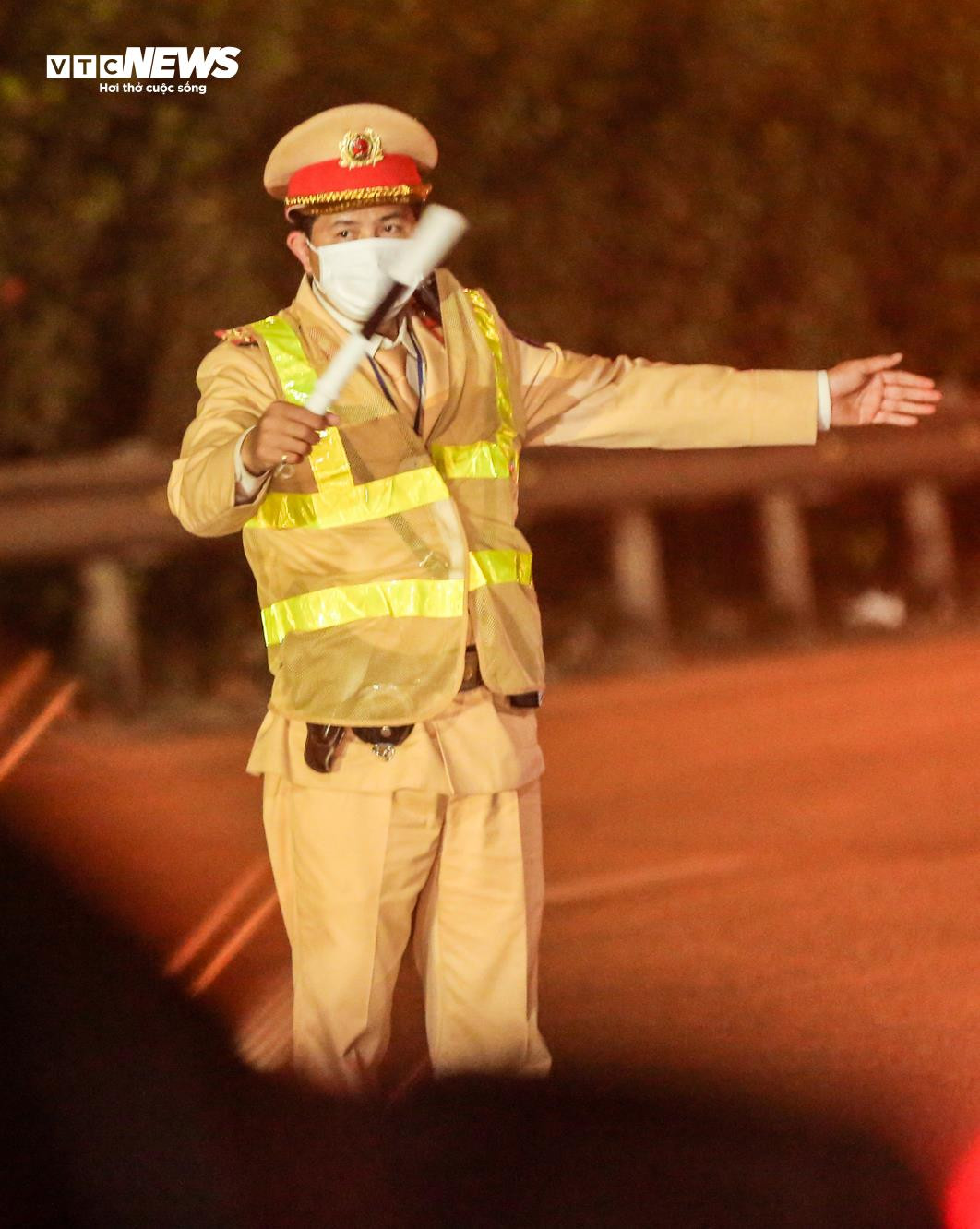 CSGT kiểm tra hơn 300 phương tiện, không phát hiện vi phạm nồng độ cồn - 3