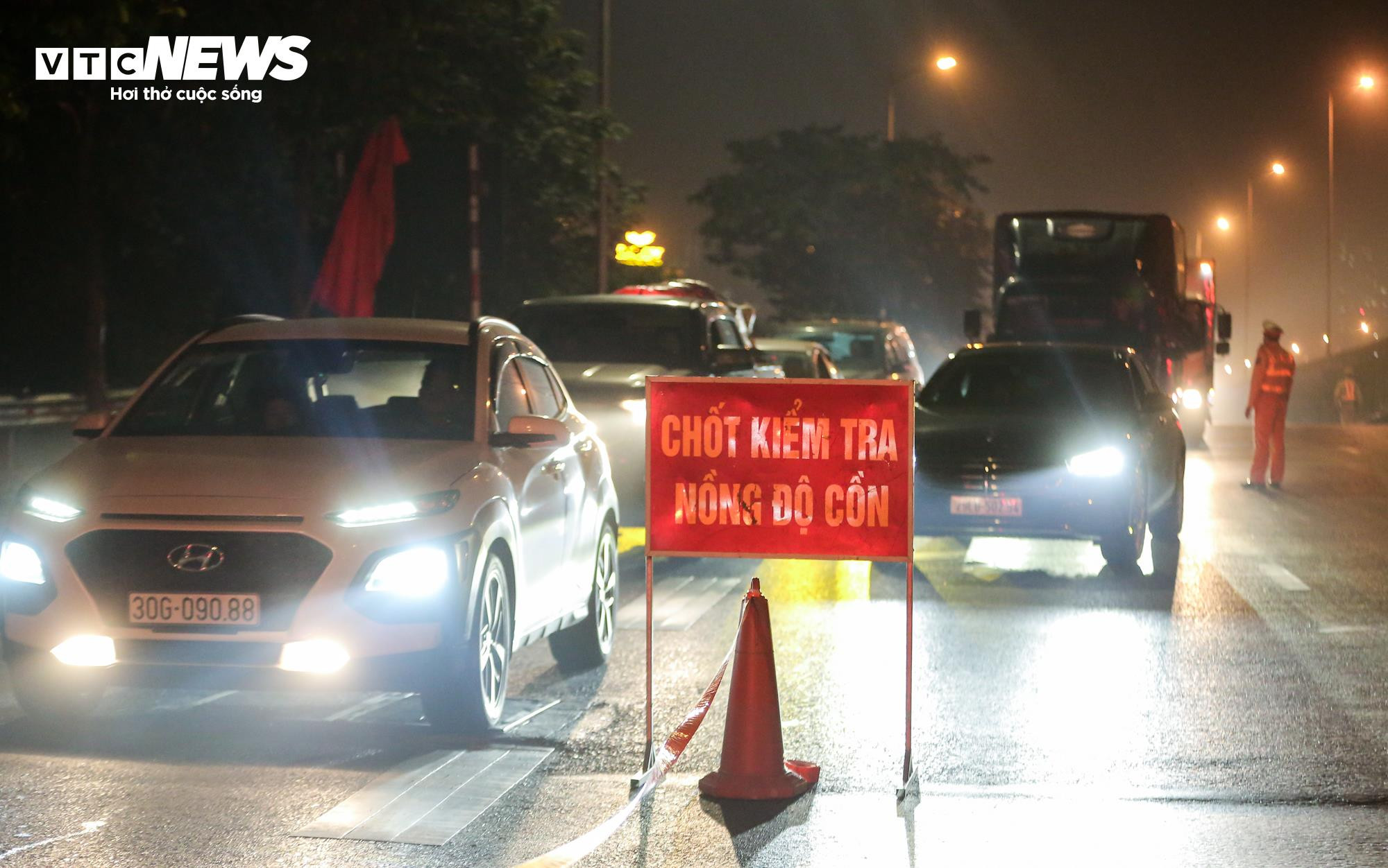 CSGT kiểm tra hơn 300 phương tiện, không phát hiện vi phạm nồng độ cồn - 2