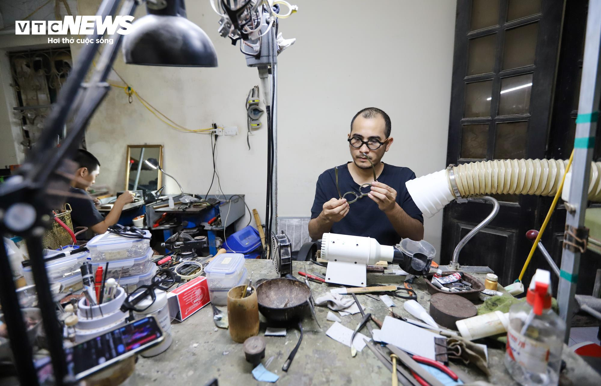 Cận cảnh quá trình làm thủ công gọng kính giá 6 triệu đồng - 2