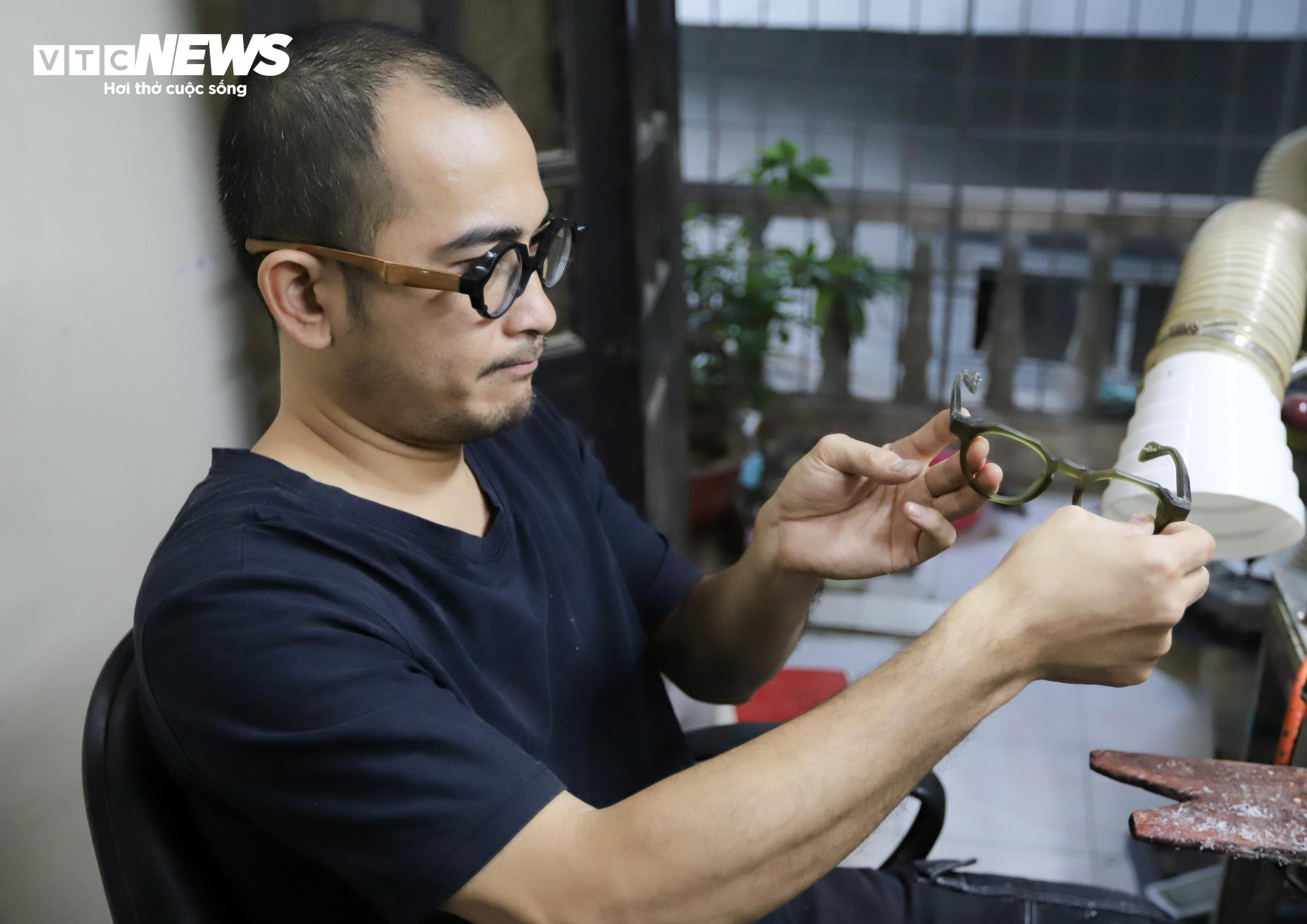 Cận cảnh quá trình làm thủ công gọng kính giá 6 triệu đồng - 3