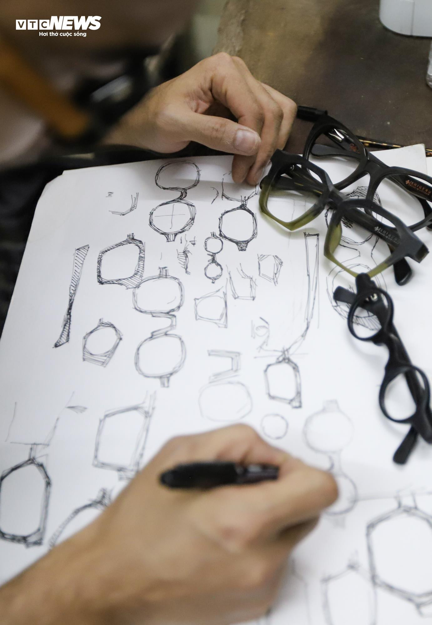 Cận cảnh quá trình làm thủ công gọng kính giá 6 triệu đồng - 4