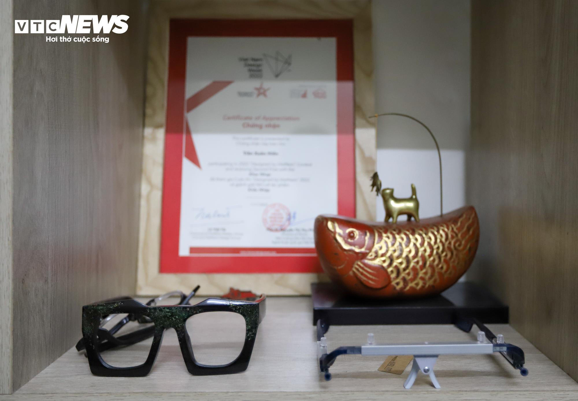 Cận cảnh quá trình làm thủ công gọng kính giá 6 triệu đồng - 14