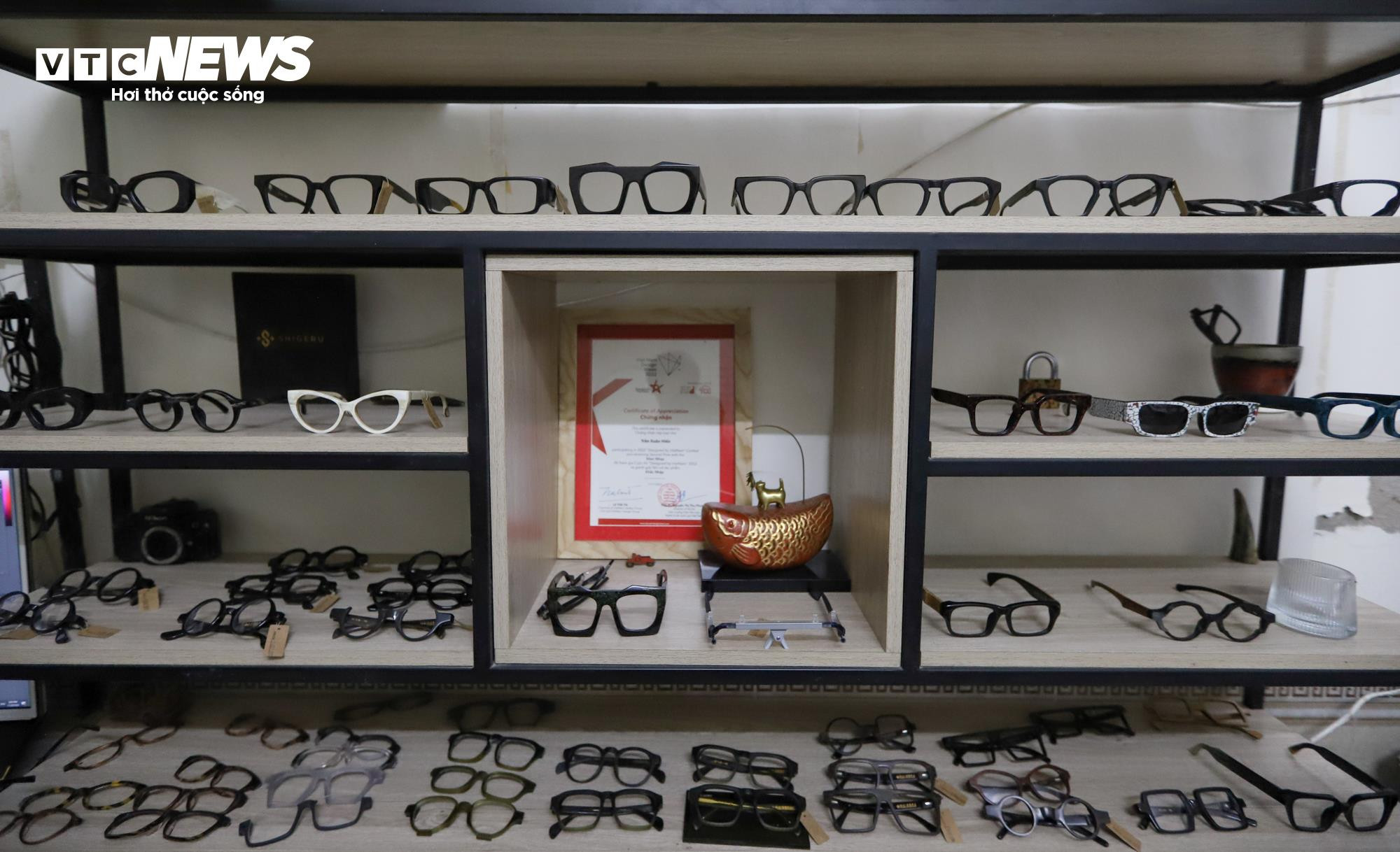 Cận cảnh quá trình làm thủ công gọng kính giá 6 triệu đồng - 1