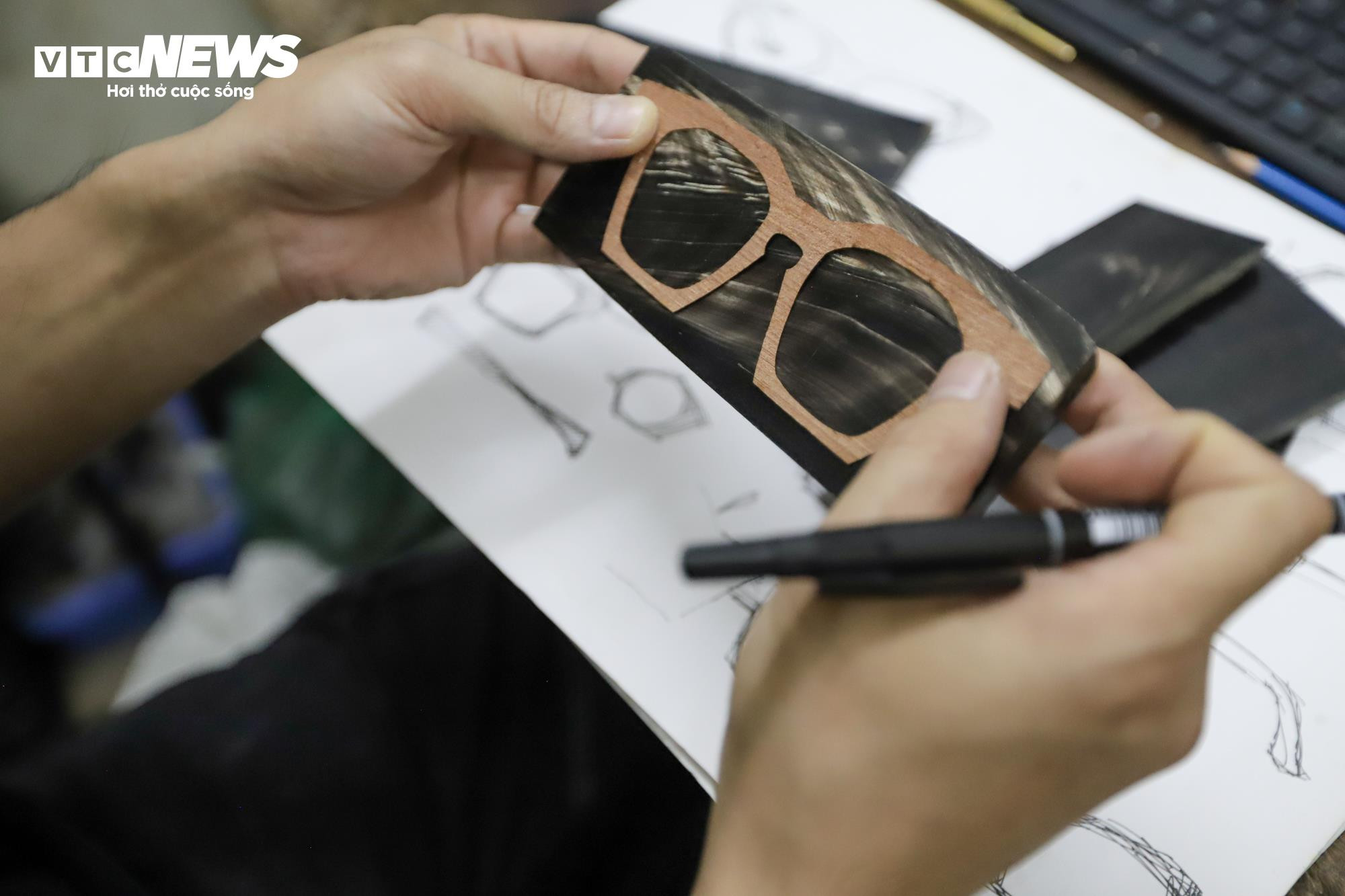 Cận cảnh quá trình làm thủ công gọng kính giá 6 triệu đồng - 7