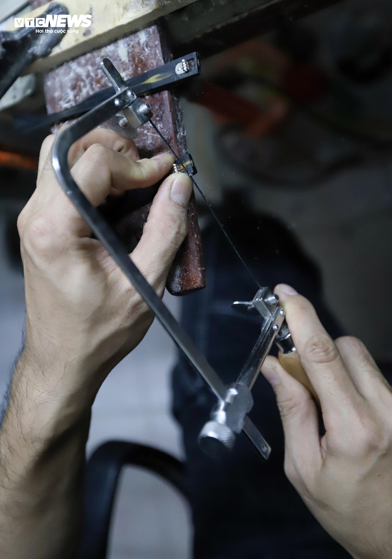 Cận cảnh quá trình làm thủ công gọng kính giá 6 triệu đồng - 8