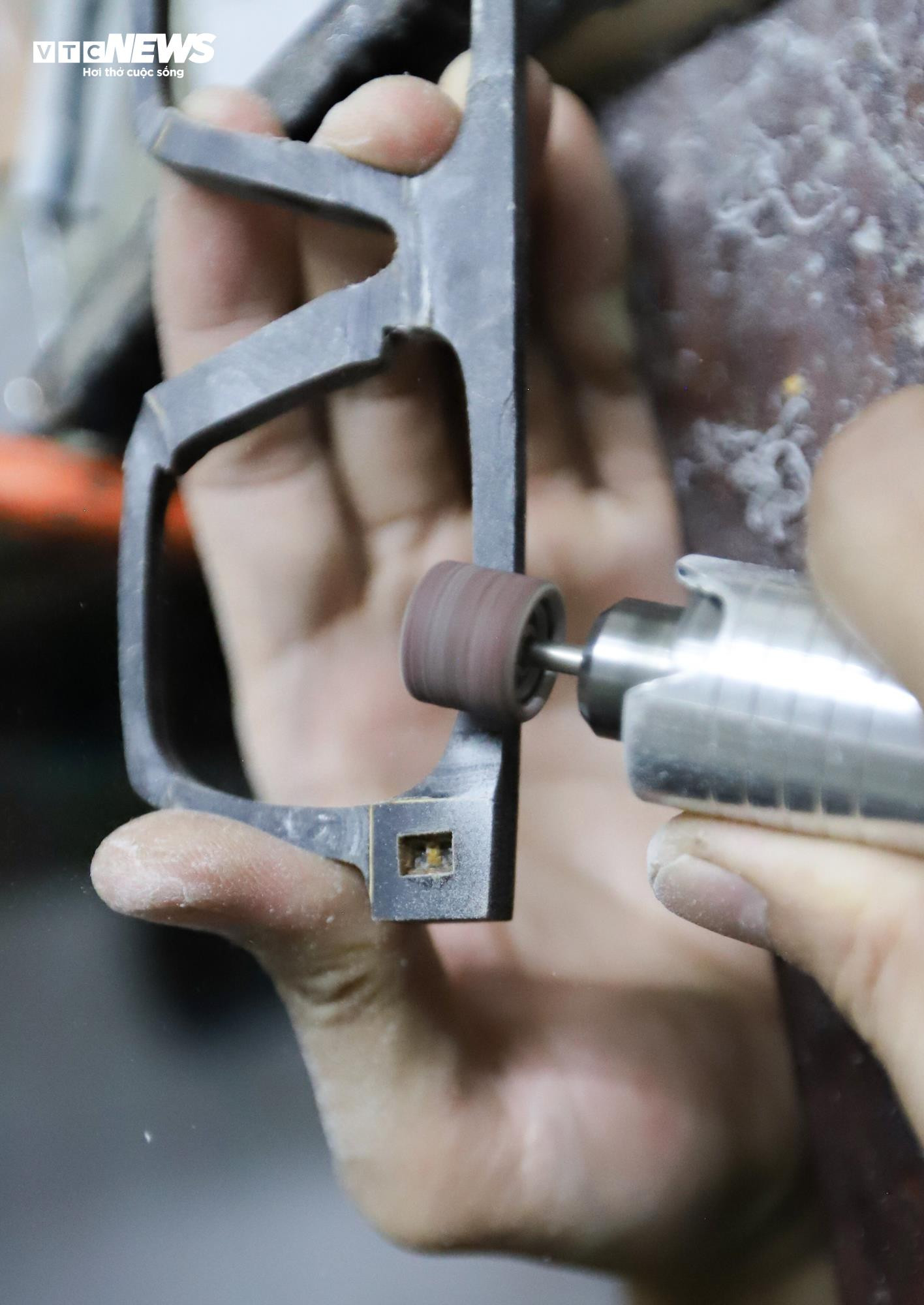 Cận cảnh quá trình làm thủ công gọng kính giá 6 triệu đồng - 9