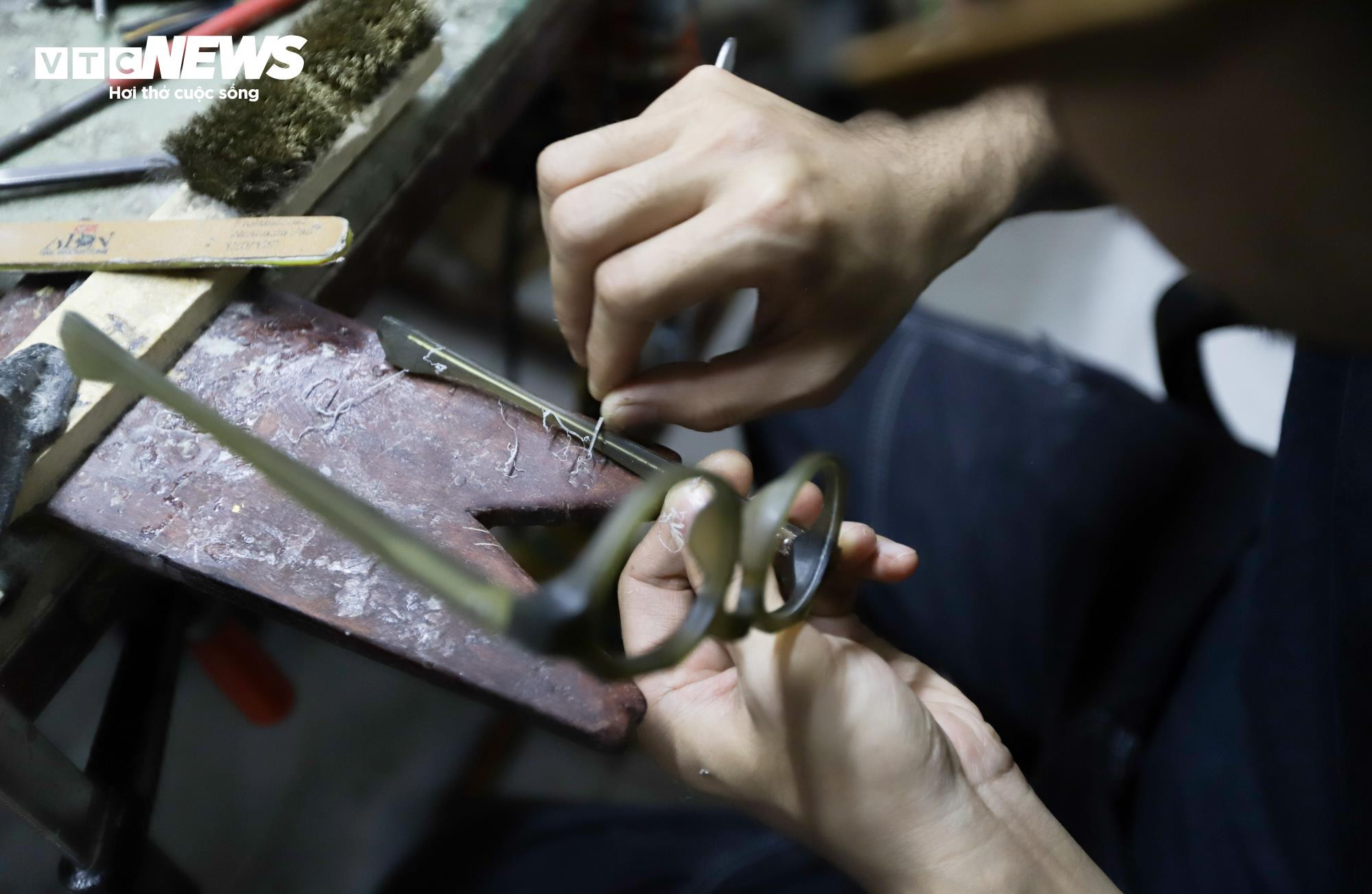 Cận cảnh quá trình làm thủ công gọng kính giá 6 triệu đồng - 10