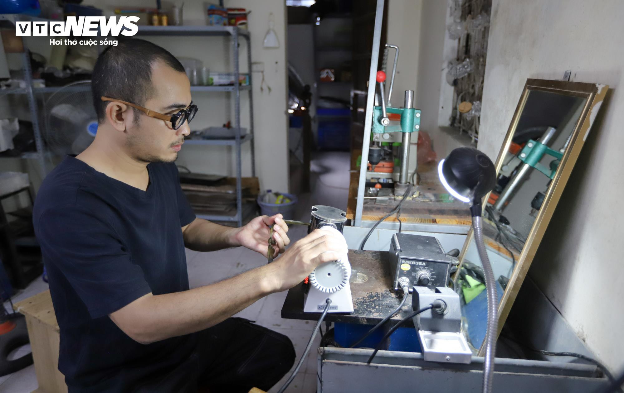 Cận cảnh quá trình làm thủ công gọng kính giá 6 triệu đồng - 11