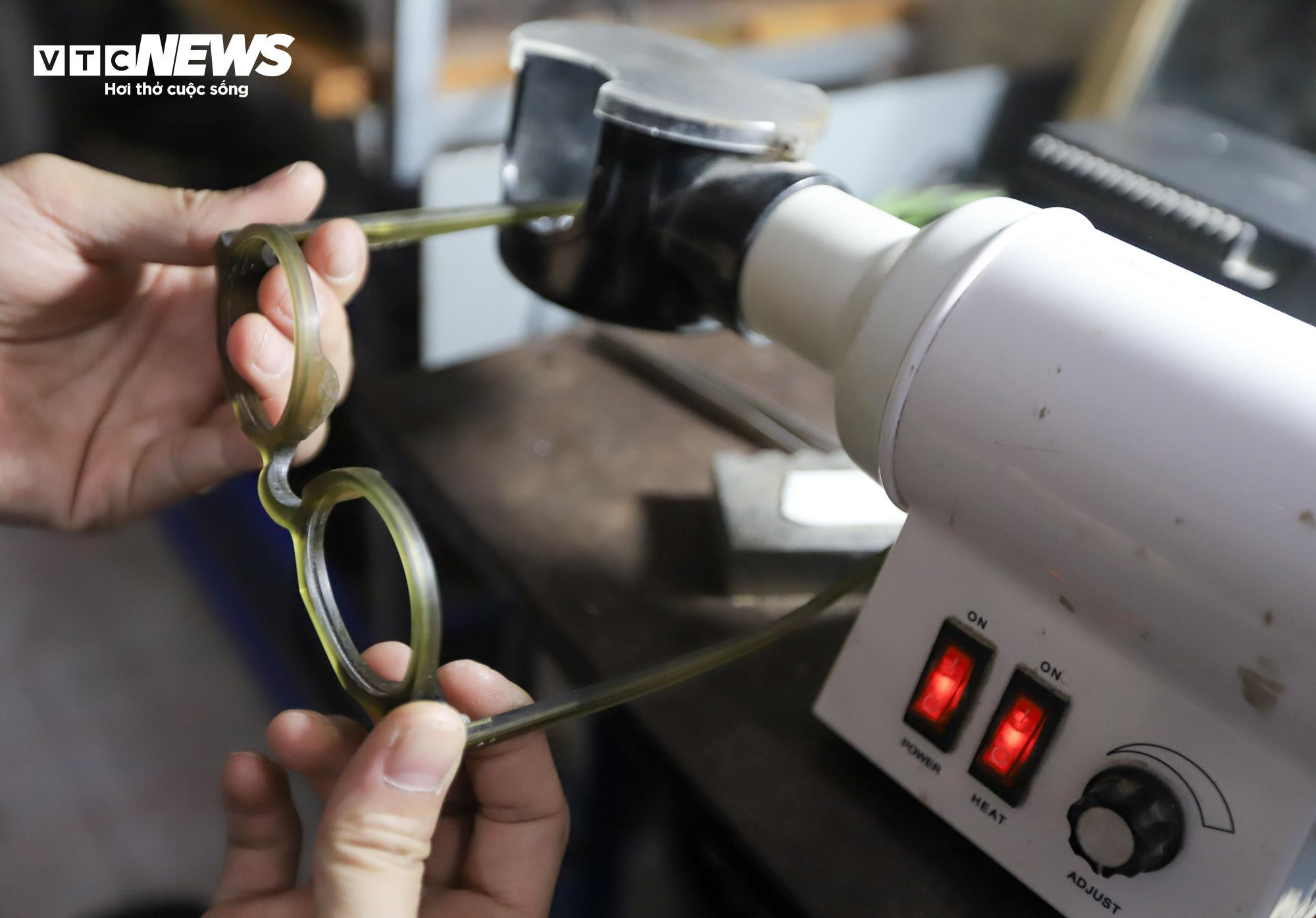 Cận cảnh quá trình làm thủ công gọng kính giá 6 triệu đồng - 13