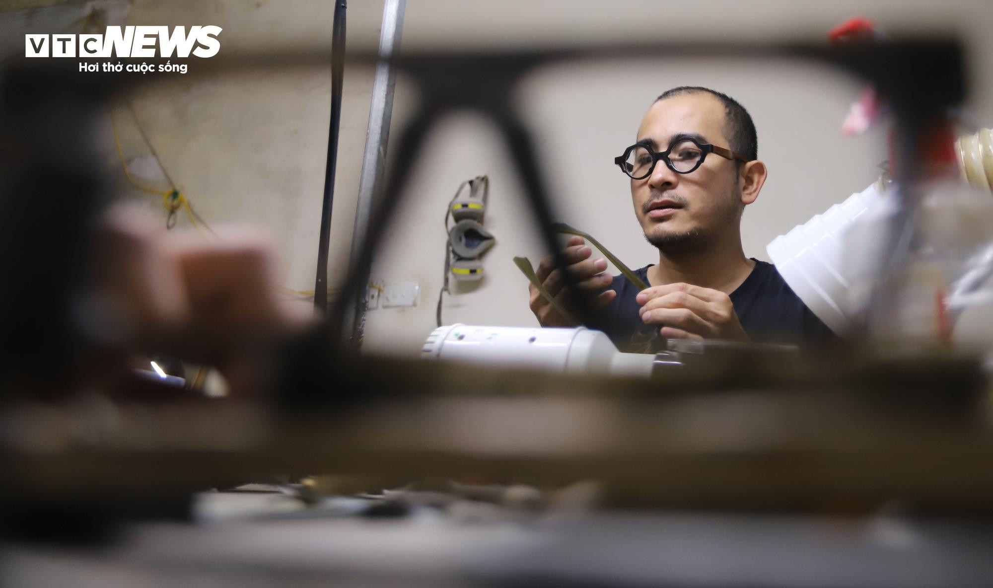 Cận cảnh quá trình làm thủ công gọng kính giá 6 triệu đồng - 12