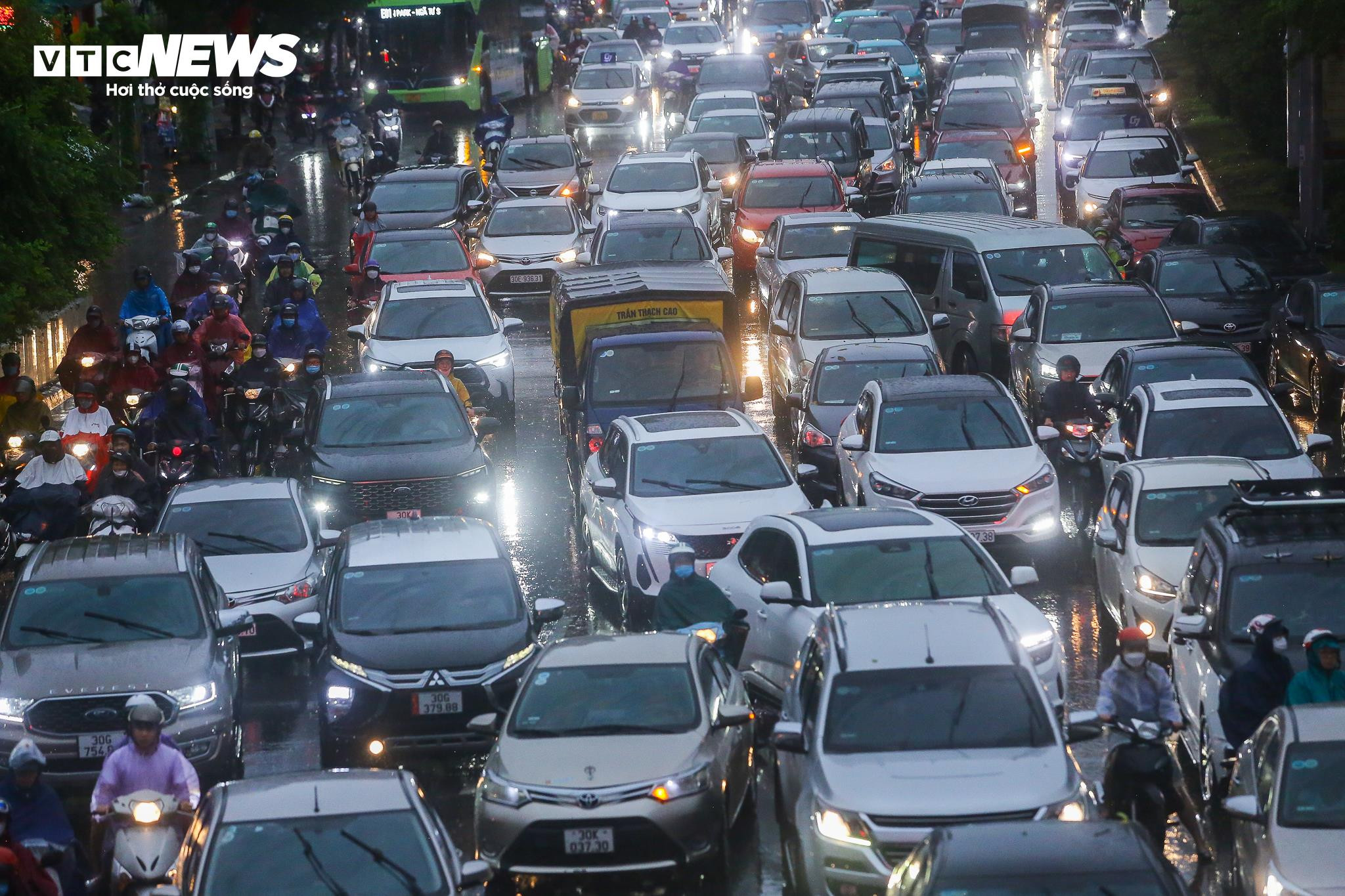 Đường phố Hà Nội hỗn loạn từ sáng đến tối vì mưa, người dân chật vật di chuyển - 7