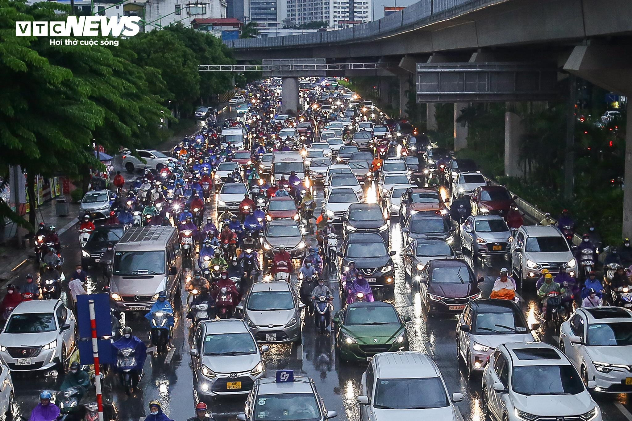 Đường phố Hà Nội hỗn loạn từ sáng đến tối vì mưa, người dân chật vật di chuyển - 5