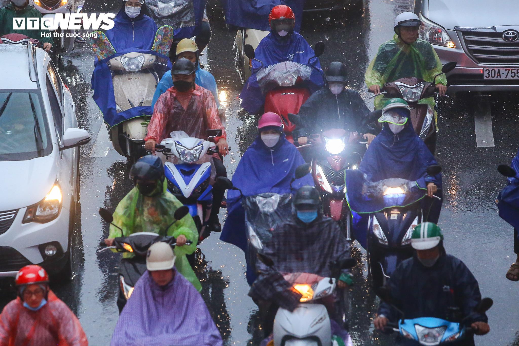 Đường phố Hà Nội hỗn loạn từ sáng đến tối vì mưa, người dân chật vật di chuyển - 6