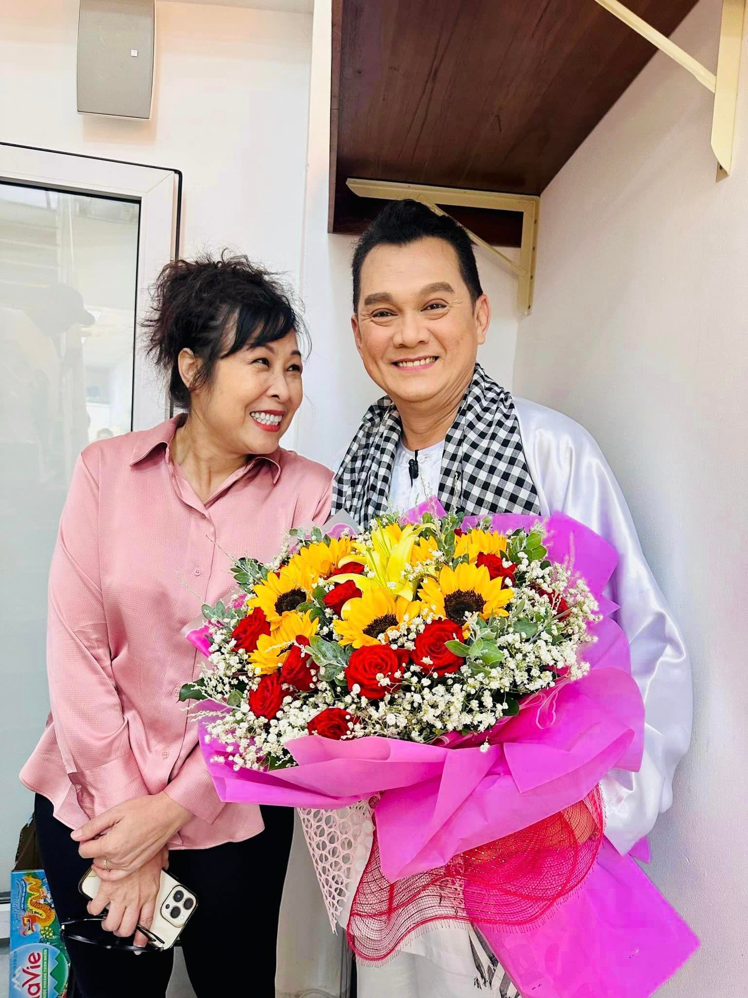 Sao Việt 3/12: Thanh Hằng hộ tống chồng đi làm, Chí Trung nhí nhảnh bên bạn gái - 5