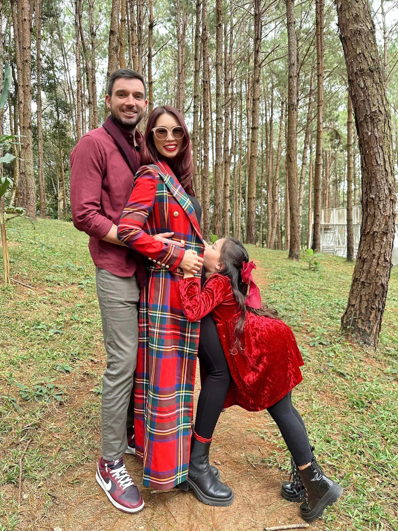 Sao Việt 3/12: Thanh Hằng hộ tống chồng đi làm, Chí Trung nhí nhảnh bên bạn gái - 12