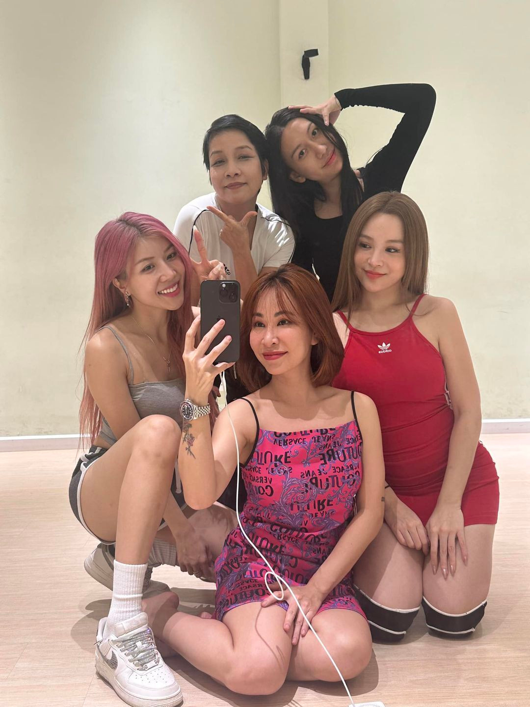 Sao Việt 3/12: Thanh Hằng hộ tống chồng đi làm, Chí Trung nhí nhảnh bên bạn gái - 14