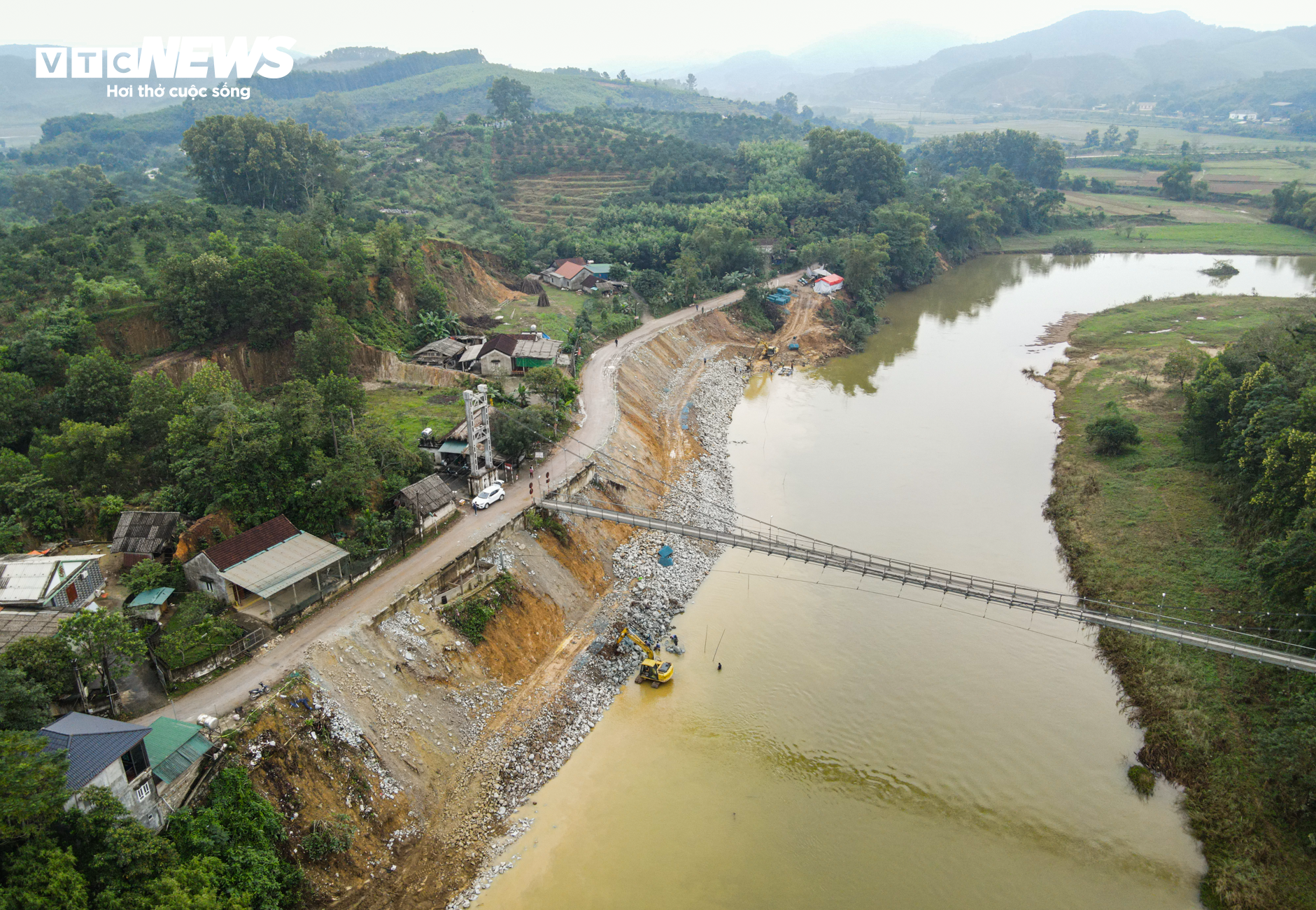 Thót tim đi qua tuyến đường sạt lở, nguy cơ sập xuống bất cứ lúc nào - 5