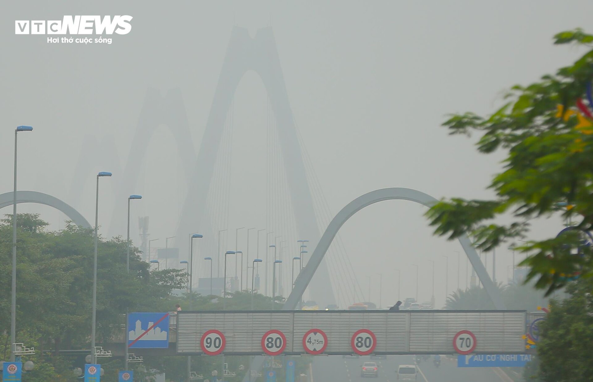 Hà Nội ô nhiễm không khí thứ 3 thế giới, bầu trời mịt mù từ sáng tới trưa - 14