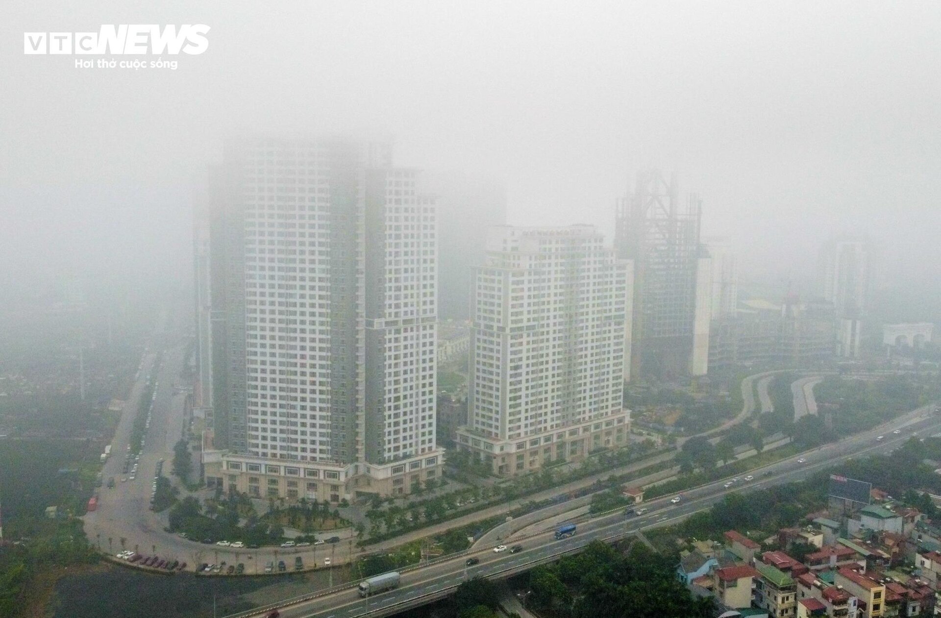 Hà Nội ô nhiễm không khí thứ 3 thế giới, bầu trời mịt mù từ sáng tới trưa - 3