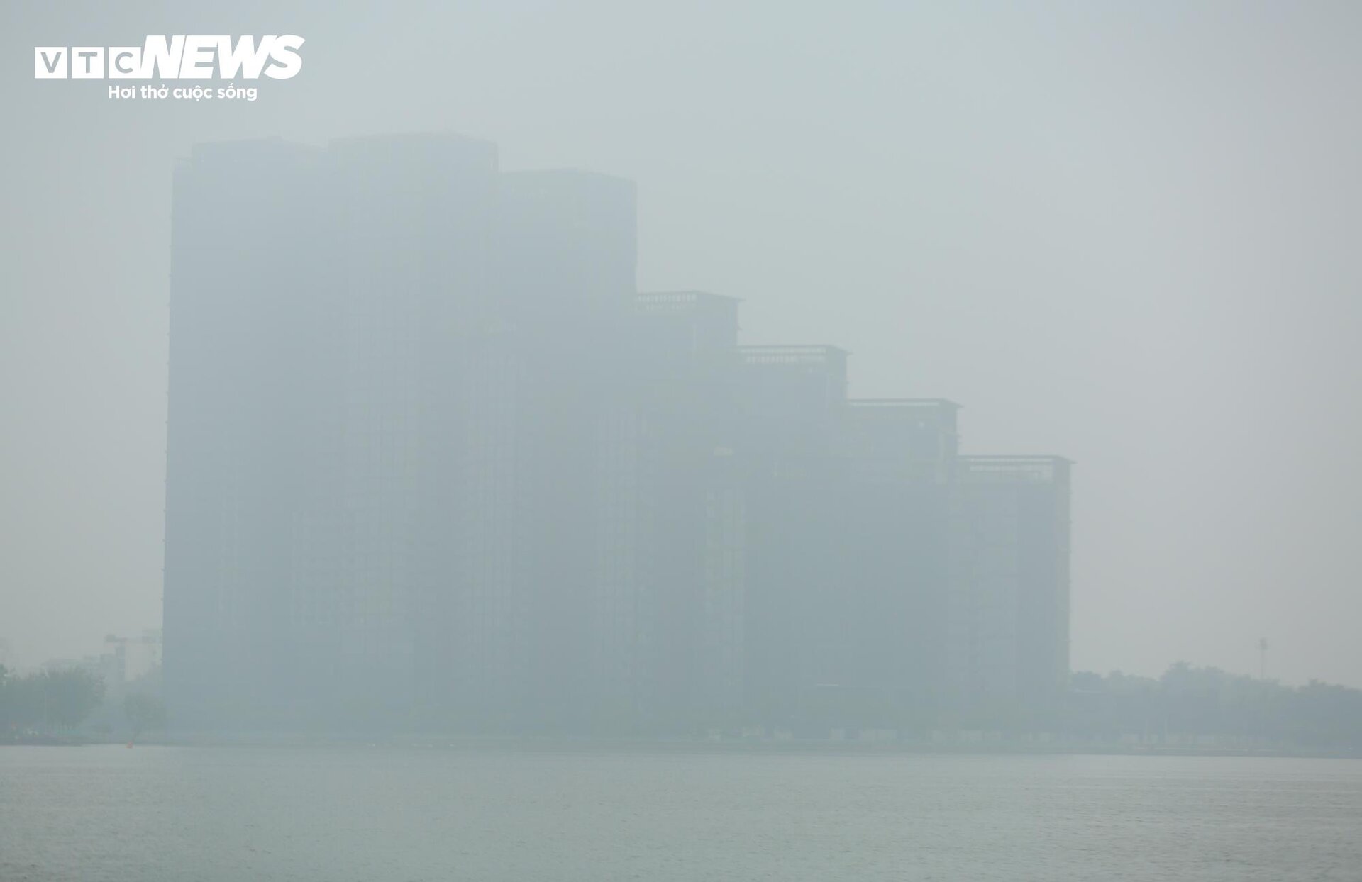 Hà Nội ô nhiễm không khí thứ 3 thế giới, bầu trời mịt mù từ sáng tới trưa - 12
