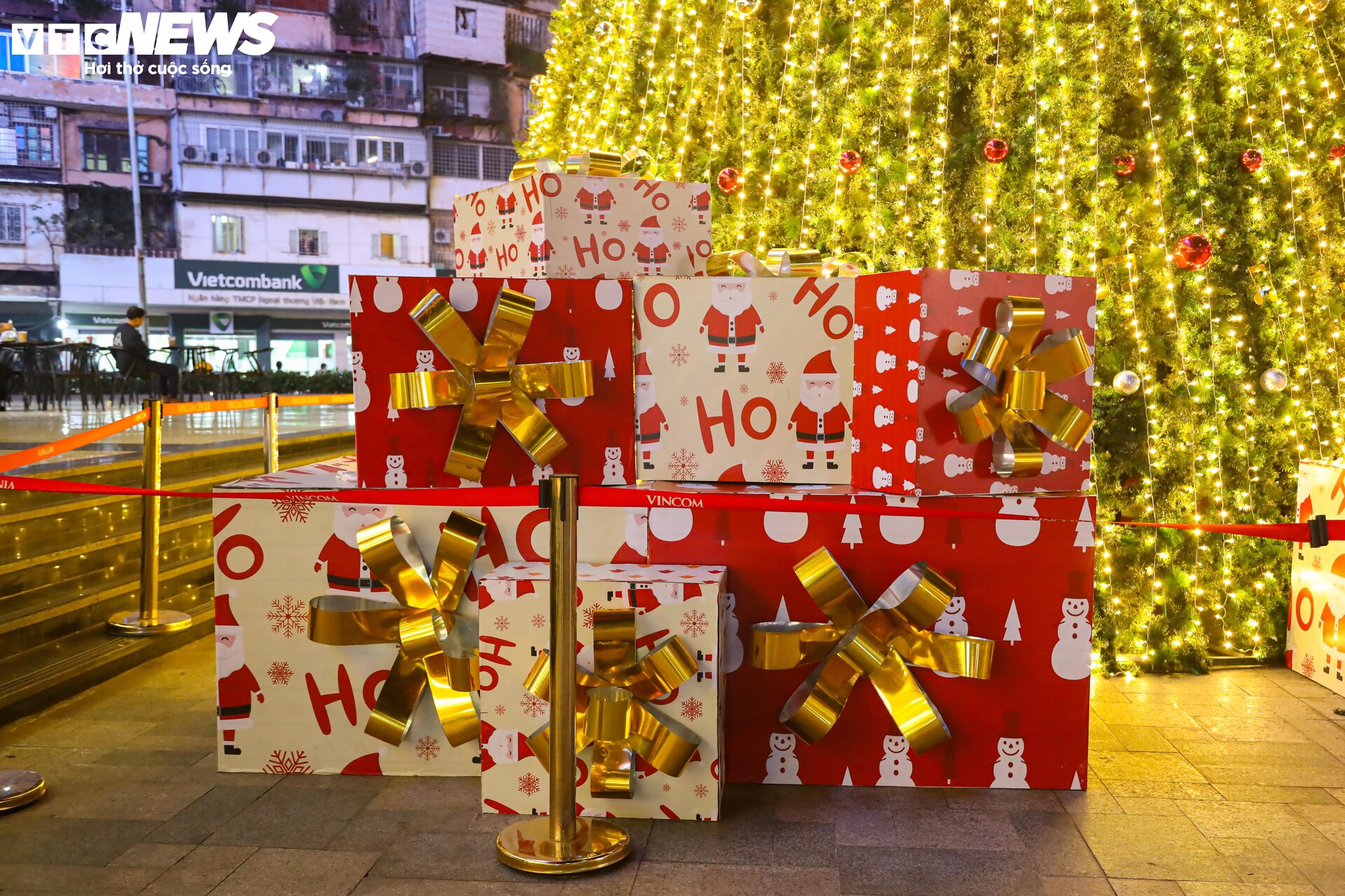 Trung tâm thương mại Hà Nội trang hoàng lộng lẫy đón Giáng sinh 2023 - 3