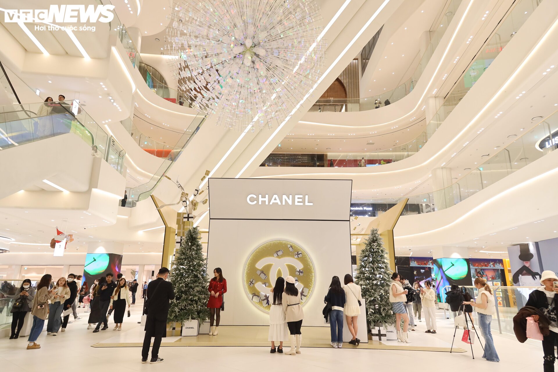 Trung tâm thương mại Hà Nội trang hoàng lộng lẫy đón Giáng sinh 2023 - 20
