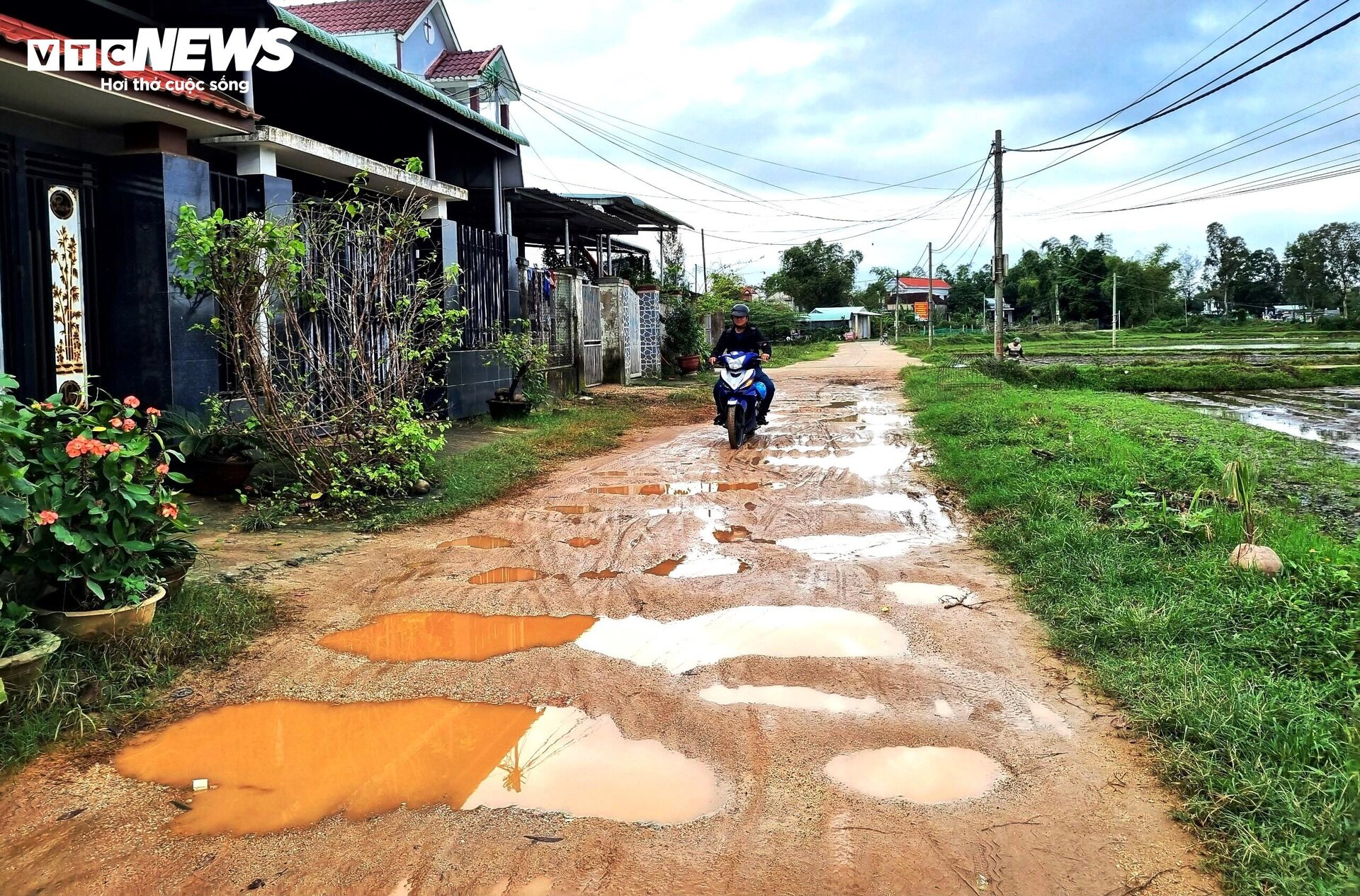 Đường nát như tương với chi chít ổ voi, ổ gà ở Quảng Nam - 1