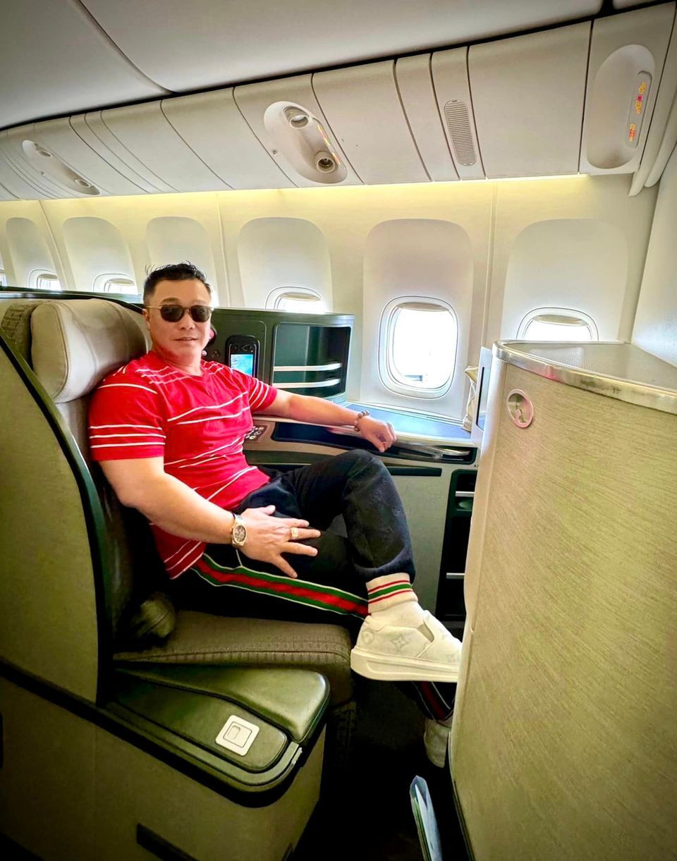 Sao Việt 6/12: Hoa hậu Ý Nhi đẹp sang chảnh, Hoài Linh tới thăm mộ Chí Tài - 3