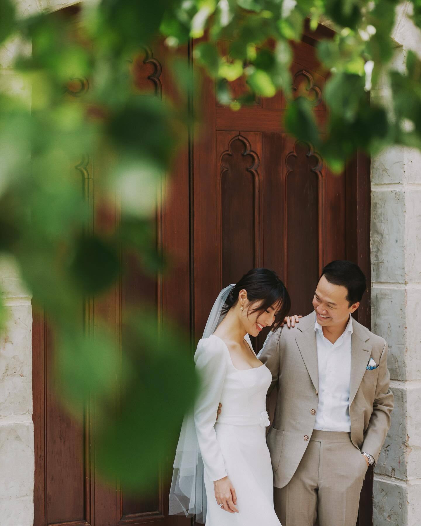 Sao Việt 6/12: Hoa hậu Ý Nhi đẹp sang chảnh, Hoài Linh tới thăm mộ Chí Tài - 7